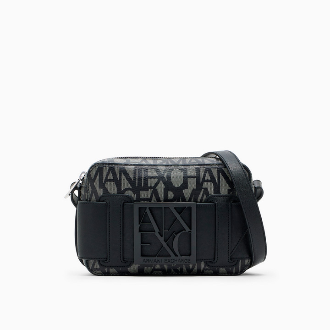Bolso bandolera best seller de la marca Armani Exchange, modelo GALA. Bolso elaborado en polipiel color gris con estampado de la marca, incluso en un nuevo formato: el estuche para cámara con bandolera y correa con hebilla con logo personalizado es el accesorio que no puede faltar en el look. Bolso Armani Exchange GALA es un complemento ideal que se renueva cada temporada, perfecto desde todos los puntos de vista y siempre cool. Medidas: alto 14cm y ancho 20cm.