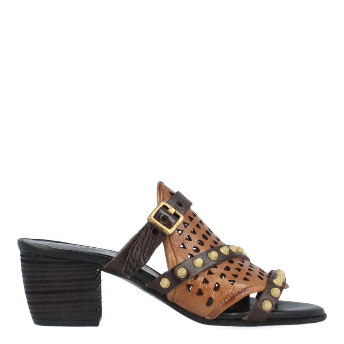 Sandalias de la marca A.S.98, modelo ÍNDIGO. Exterior de las sandalias en piel color camel con detalles en tachuelas color oro viejo. Cierre de las sandalias A.S.98 con hebilla. Sandalias con un tacón de 6cm de altura. Estas sandalias A.S.98 modelo ÍNDIGO, te ayudarán a que tu estilo sea diferente y resalte entre los demás. Es una tendencia que debes tener en tu armario!