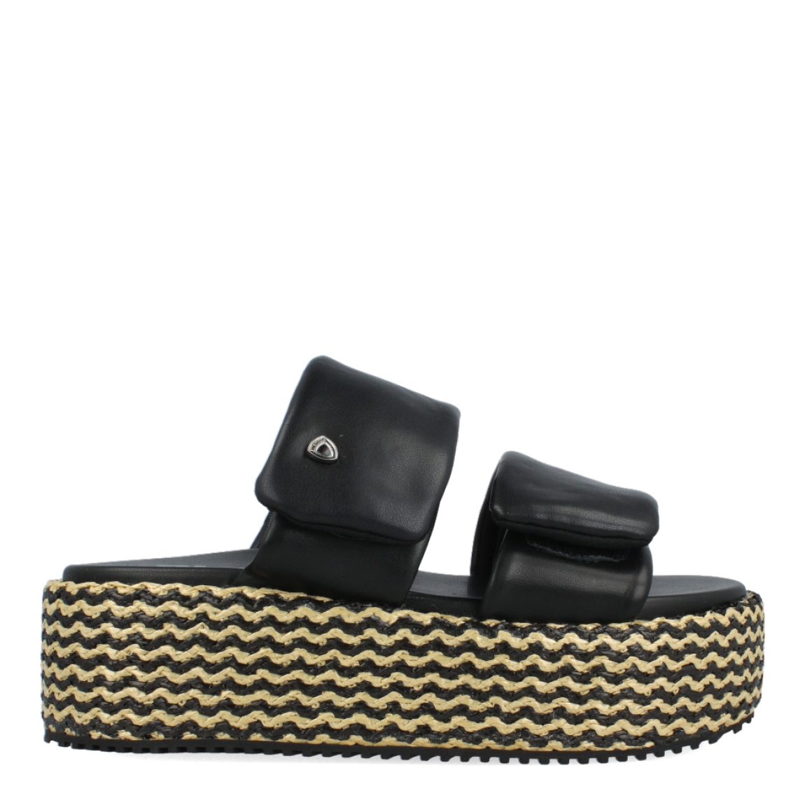 Sandalias de la marca Blauer, modelo UMA. Exterior e interior de las sandalias en piel color negro. Cierre de las sandalias Blauer con doble velcro, en la pala y el empeine. Sandalias con plataforma de 5,5 cm de altura con detalle en rafia trenzada color negro y beig. Estas sandalias Blauer UMA son un complemento clásico en tu armario de temporada.