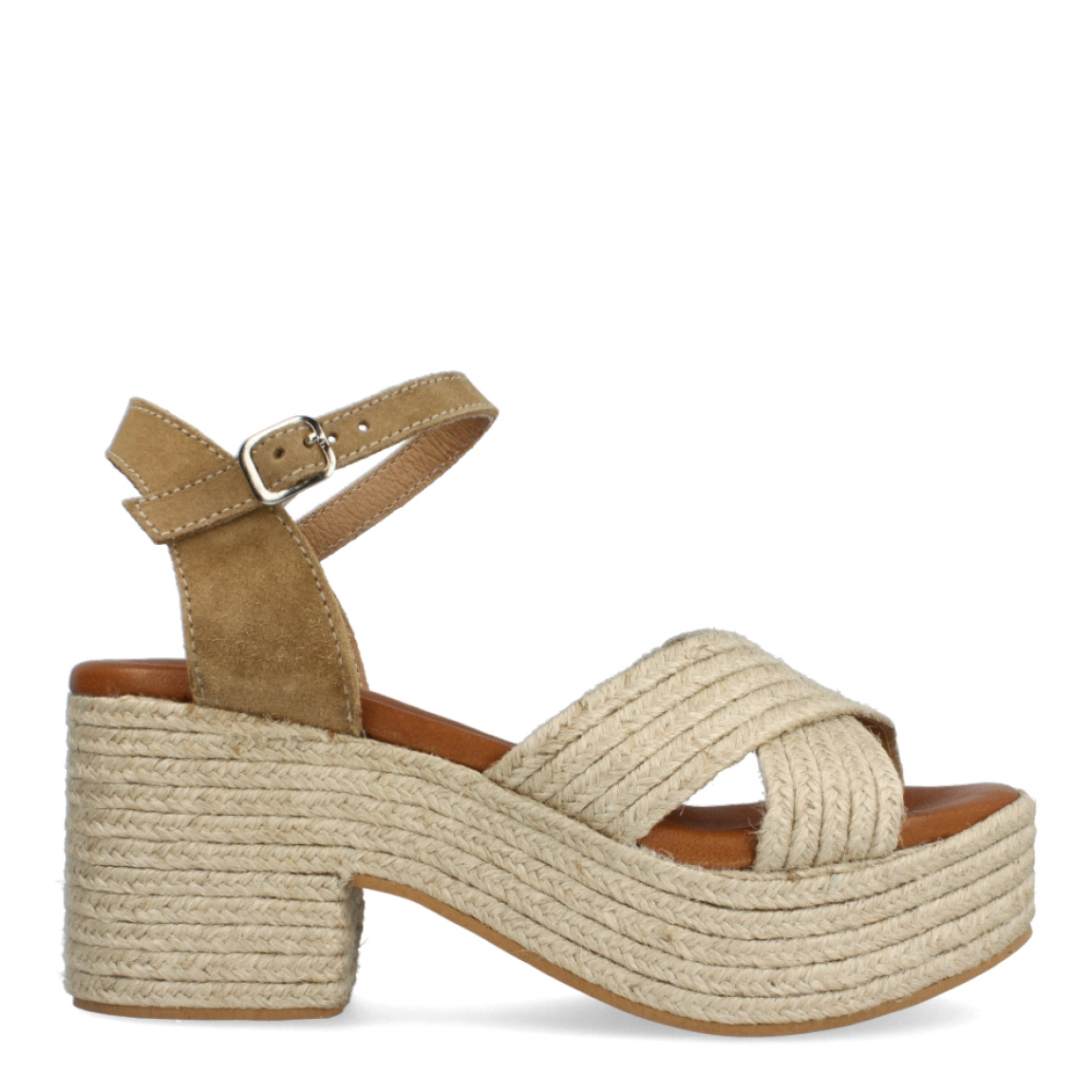 Alpargatas de la marca Munné, modelo PILUCA. Exterior hecha en rafia con diseño de pala cruzada. Interior de las alpargatas en piel color camel. Cierre con hebilla y tacón de 7cm de altura. Estas alpargatas Munné PILUCA son unas clásicas para combinar tus looks de temporada, además de ofrecerte una comodidad máxima en tu día a día.