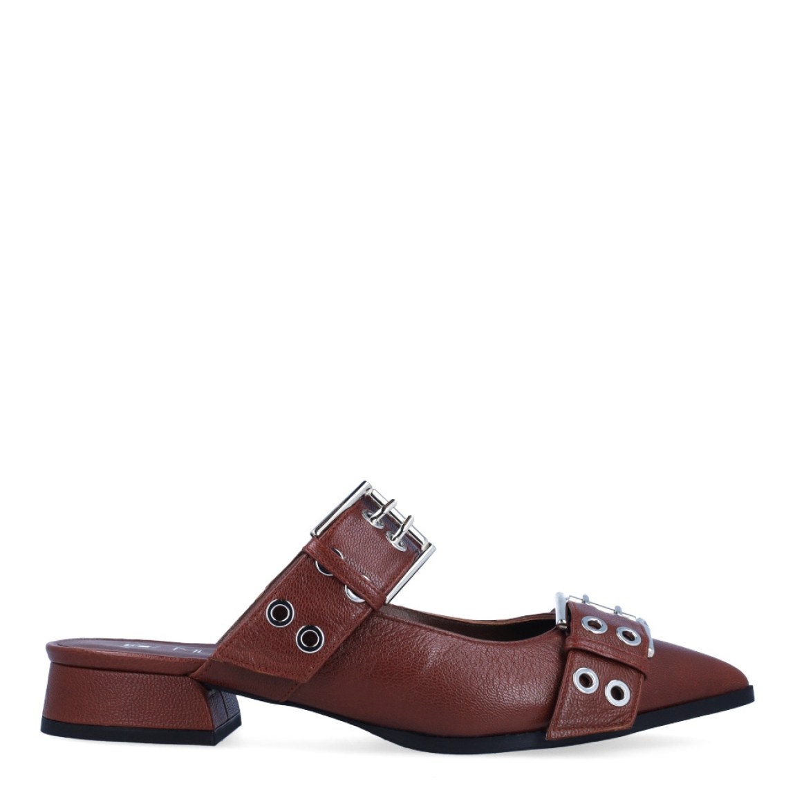 Zuecos de la marca Munné, modelo BROOKLYN. Exterior en piel color marrón con punta lápiz. Interior en piel marrón. Cierre con doble hebilla en pala. Zuecos con tacón de 2cm de altura. Estos zuecos Munné BROOKLYN son una tendencia, ideales para marcar estilo y disfrutar de una comodidad plena!