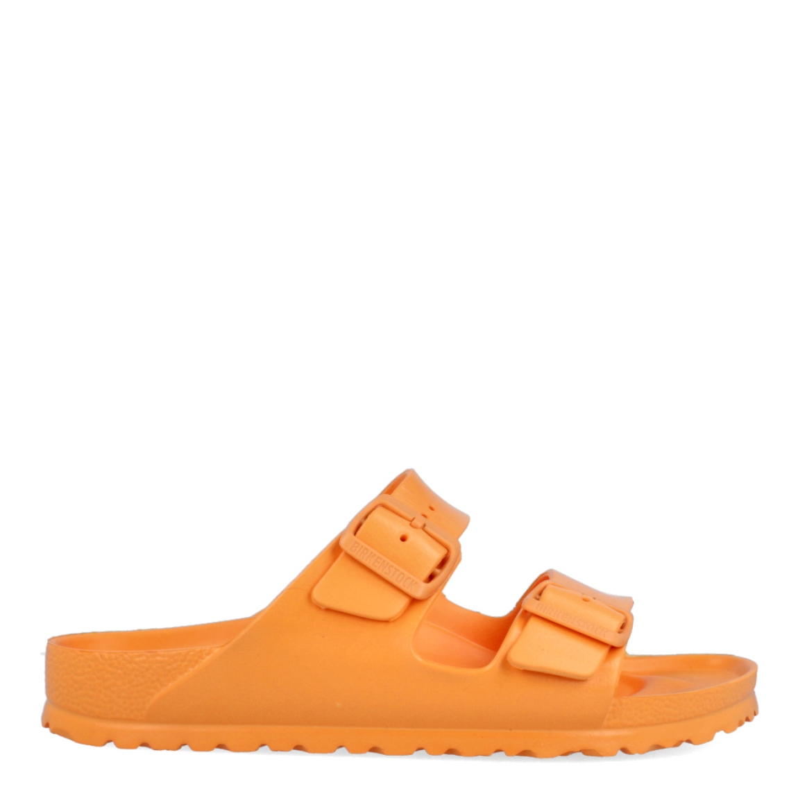 Sandalias de la marca Birkenstock, modelo ARIZONA EVA. Sandalias elaboradas en neopreno color naranja de alta calidad. Cierre de las sandalias con doble hebilla, en el empeine y la pala. Sandalias con suela plana de goma. Estas sandalias Birkenstock ARIZONA EVA son ligeras, resistentes al agua y ofrecen la mayor comodidad que necesitas en esta temporada.
