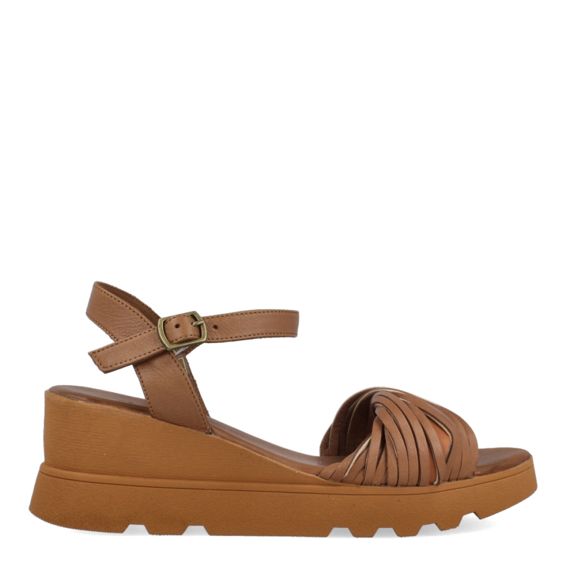 Sandalias de la marca Itse, modelo GEMA. Exterior de las sandalias en piel color taupe con pala cruzada en tiras. Interior de las sandalias en piel color taupe. Cierre de las sandalias Itse con hebilla y cuña de 5cm de altura. Estas sandalias Itse GEMA son el complemento ideal para tus looks de temporada. No te puede faltar en el armario.