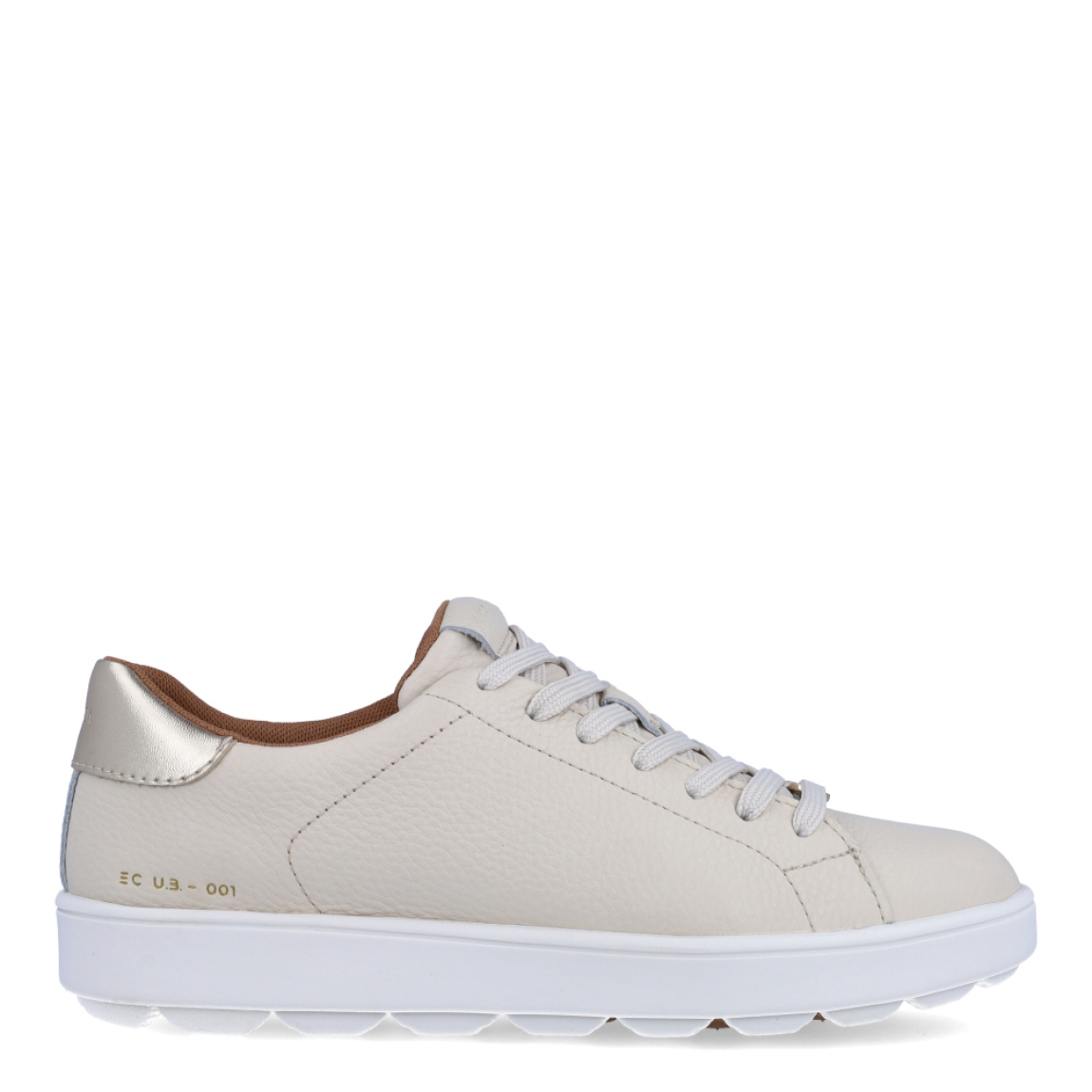 Deportiva clásica de la marca Geox, modelo ERIC. Exterior en piel color beig. Interior en textil de color camel. Cierre con cordones. Suela de goma de 2 cm de plataforma. Plantilla desmontable es práctica e higiénica, garantizando la máxima comodidad. ERIC se propone como una revolución del concepto de deportiva, por su excelente nivel de comodidad y amortiguación. Un modelo de estilo emblemático para quienes aman distinguirse pero no quieren renunciar al confort.