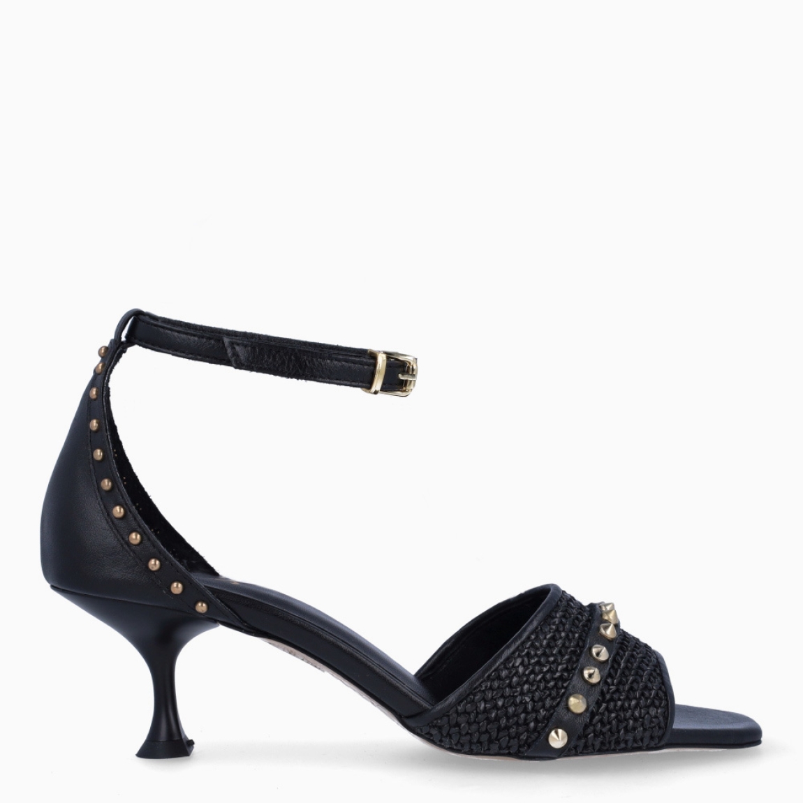 Sandalias de la marca Itse, modelo ESTHER. Elaboradas en piel color negro con tira en pala con aplicaciones de tachuelas. Interior en piel color negro y cierre con hebilla en el tobillo. Suela con tacón fino de 5cm de altura. Estas sandalias Itse ESTHER son un complemento ideal para elevar tus looks con estilo!