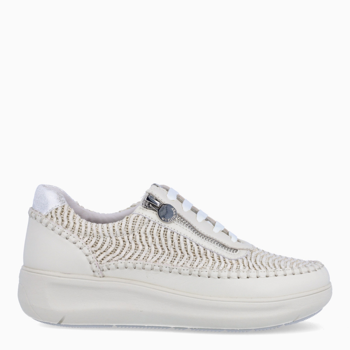 Deportivas transpirables de la marca Stonefly, modelo CREAM 78. Exterior de las deportivas en piel troquelada color beige con detalle de cremallera. Interior de las deportivas en piel color beig con plantilla acolchada y extraíble para máxima comodidad. Cierre de las deportivas con cordones y una suela de goma plana. Estas deportivas Stonefly CREAM 78 tienen un diseño que ofrece frescura y comodidad en cada paso que des. Perfecto para esta temporada.