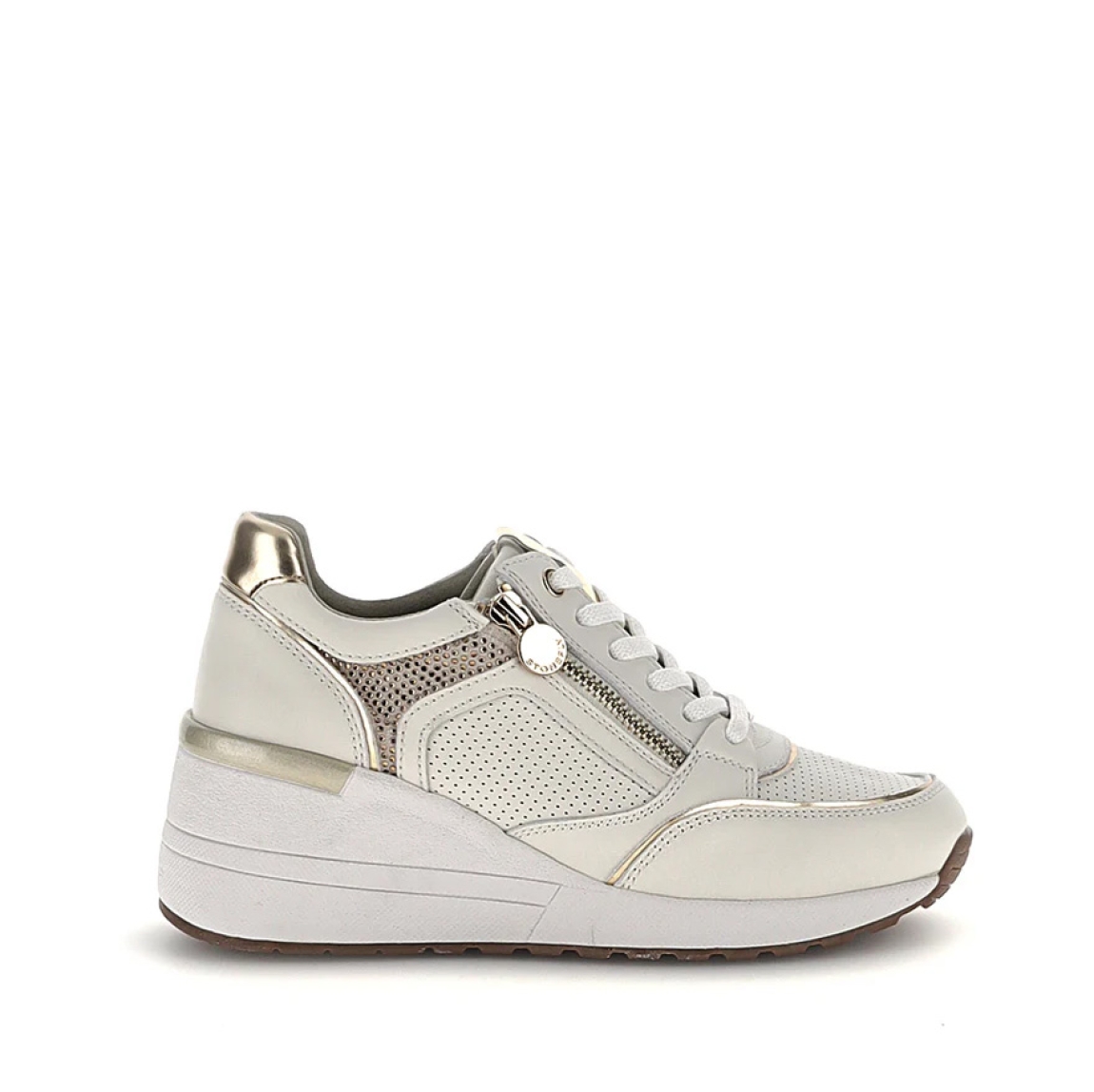Deportivas de la marca Stonefly, modelo NAYA. Exterior de las deportivas en piel troquelada color blanco con detalle de cremallera. Interior de las deportivas en piel color beig. Cierre de las deportivas con cordones y cuña de 6cm de altura. Estas deportivas Stonefly NAYA tienen un diseño que ofrece frescura y comodidad en cada paso que des. Perfecto para esta temporada.