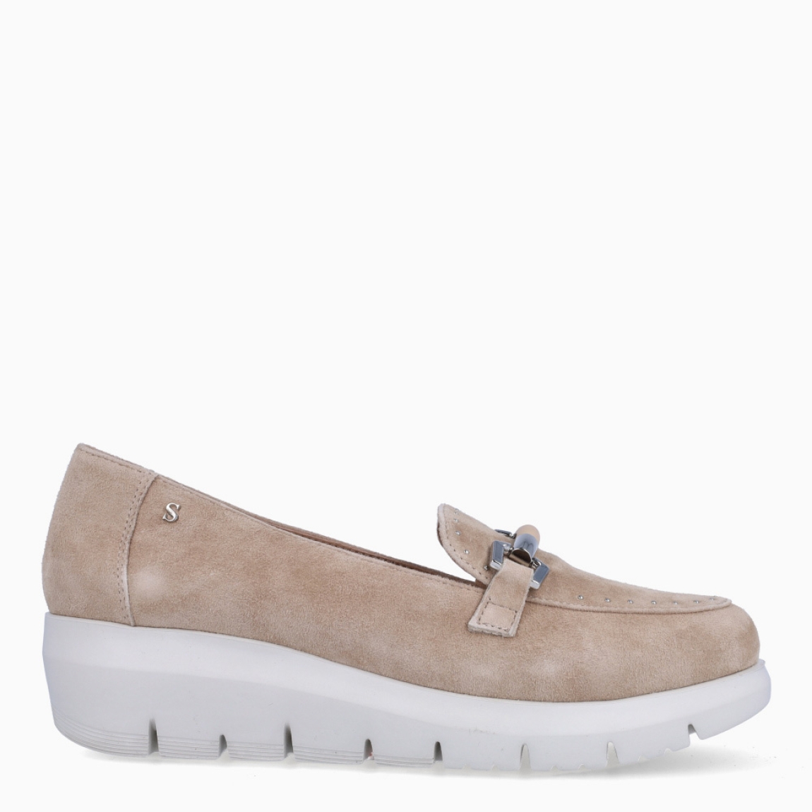 Mocasines de la marca Stonefly, modelo HELEN. Elaborados en ante color beig con tira de cadena en pala. Interior en piel color nude. Suela dentada con cuña de 4cm de altura. Estos mocasines Stonefly HELEN son un complemento ideal para tu día a día!