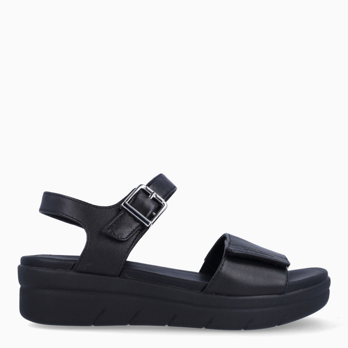 Sandalia de la marca Stonefly, modelo AQUA. Sandalias elaboradas piel color negro. Cierre con velcro y hebilla en pala. Sandalias Stonefly con plataforma de 3cm de altura. Este modelo AQUA es un clásico y siempre a la moda, con velcro ajustable para un ajuste personalizado, es cómodo y ligero, perfecto para completar todos tus atuendos casual chic.