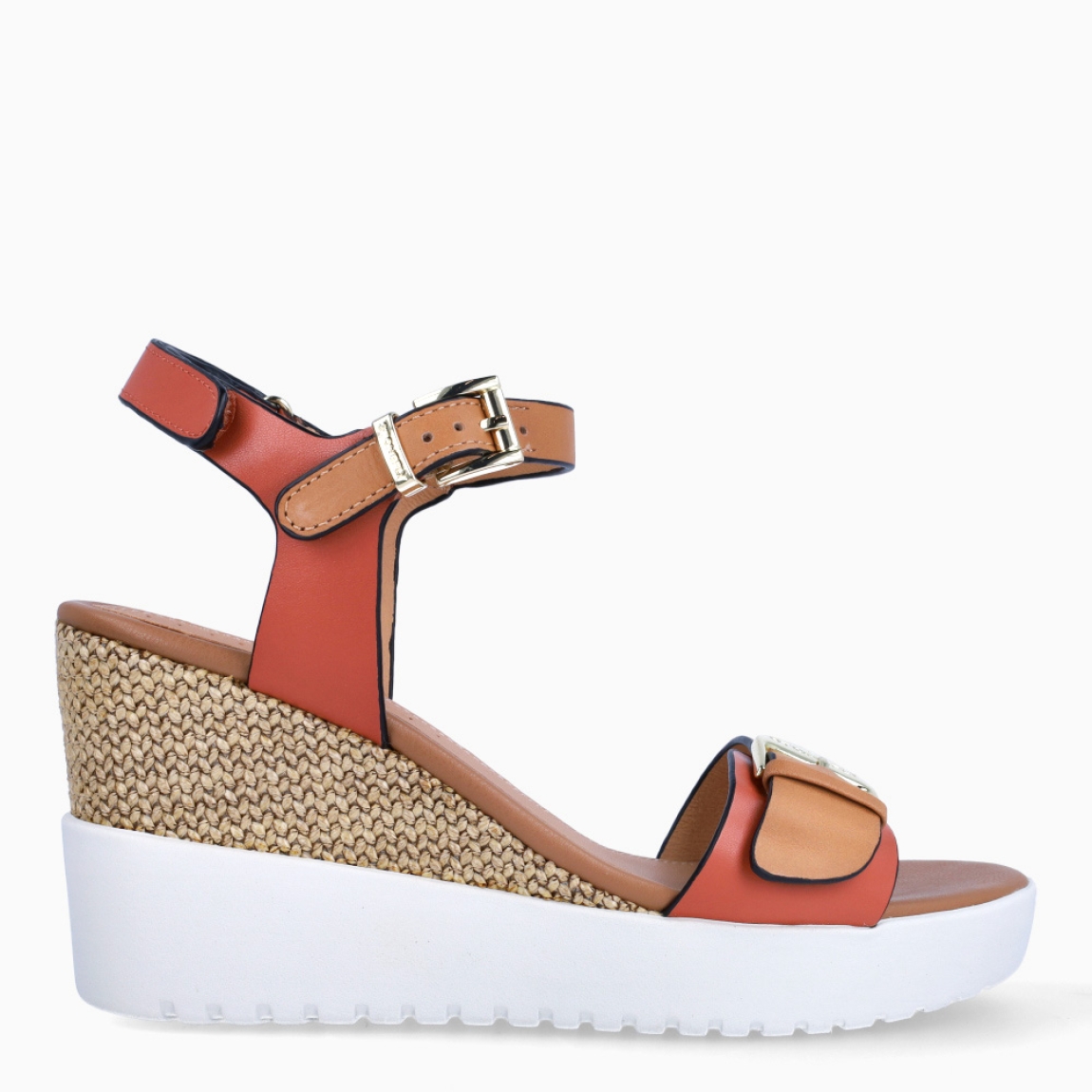 Sandalias de la marca Stonefly, modelo LOURDES. Elaboradas en piel color cuero con detalle de hebilla en pala. Interior en piel color camel. Cierre con hebilla en tobillo y velcro en talón. Suela con cuña de 8cm de altura. Estas sandalias Stonefly LOURDES son un complemento ideal para ti!