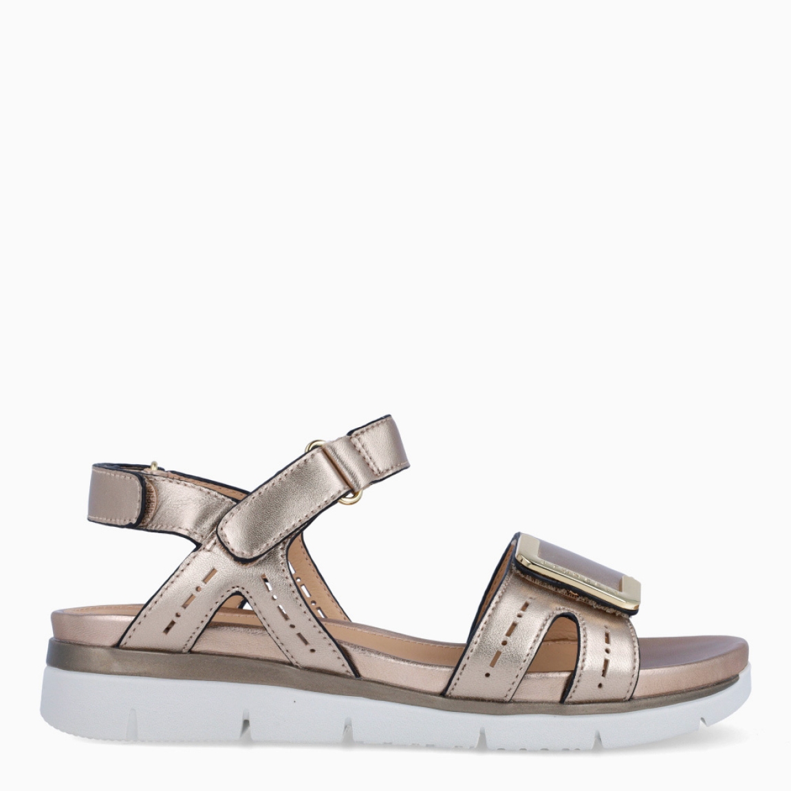 Sandalias de la marca Stonefly, modelo DALIA. Sandalias elaboradas en piel color platino. Cierre de la sandalias con velcro, dos en la pala y una en talón. Sandalias Stonefly con cuña de 3cm de altura. Estas sandalias Stonefly DALIA son el complemento que necesitas para crear outfits del día a día con la máxima comodidad.