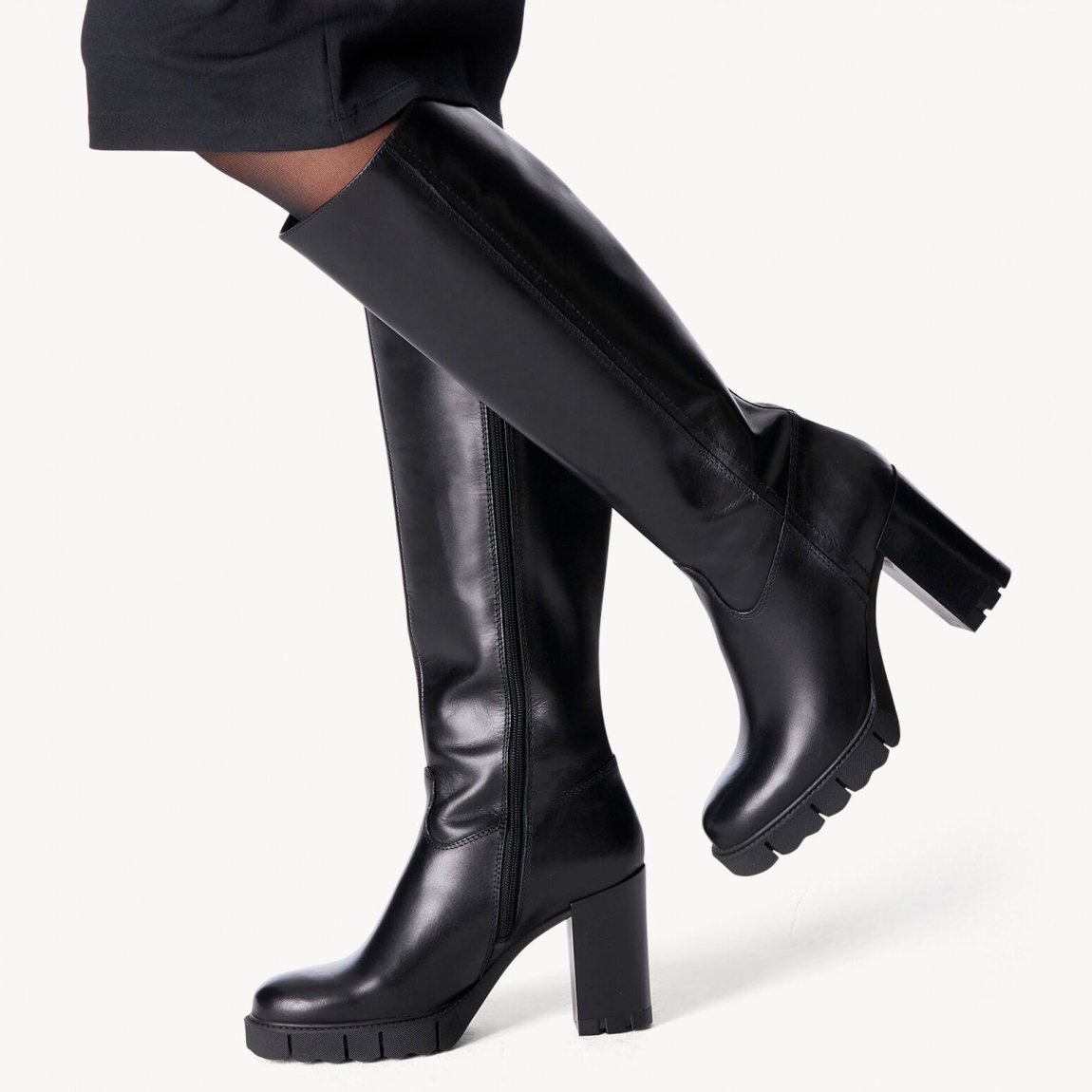 Botas de la marca Tamaris, modelo ELIZA. Exterior en piel color negro con punta redonda. Cierre de las botas con cremallera y un tacón de 9cm de altura. Estas botas Tamaris ELIZA son unas clásicas, ideales para combinar con todos tus looks de esta temporada!