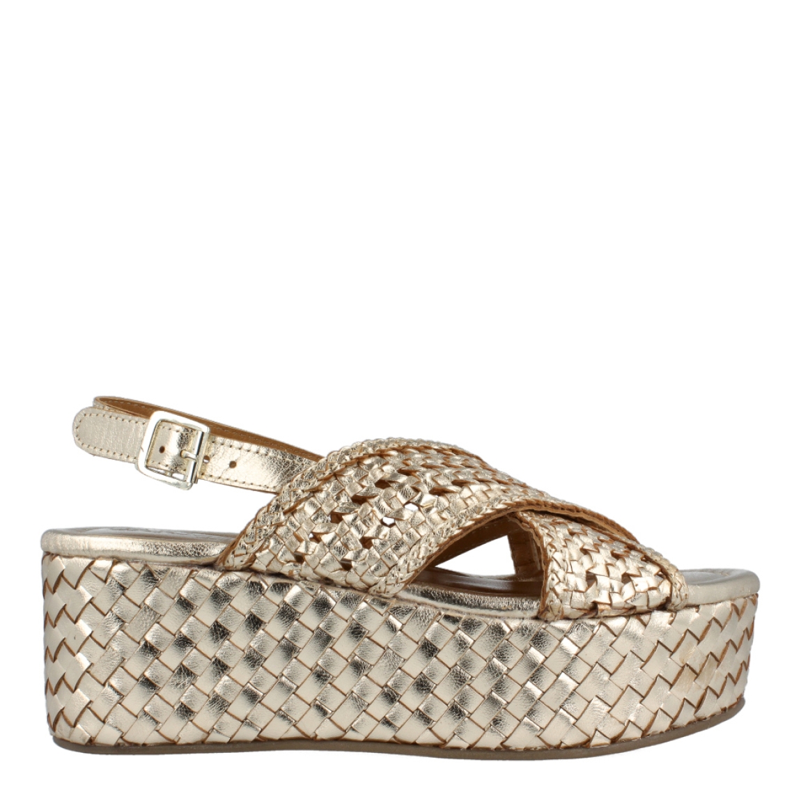 Sandalias de la marca Carmela, modelo MÁNCORA. Exterior de las sandalias en piel trenzada color oro con diseño de pala cruzada. Interior de las sandalias en piel color oro. Cierre de las sandalias Carmela con hebilla en el tobillo. Sandalias con plataforma de 6 cm de altura. Estas sandalias Carmela, modelo Máncora te darán la comodidad y el estilo que necesitas para esta temporada!