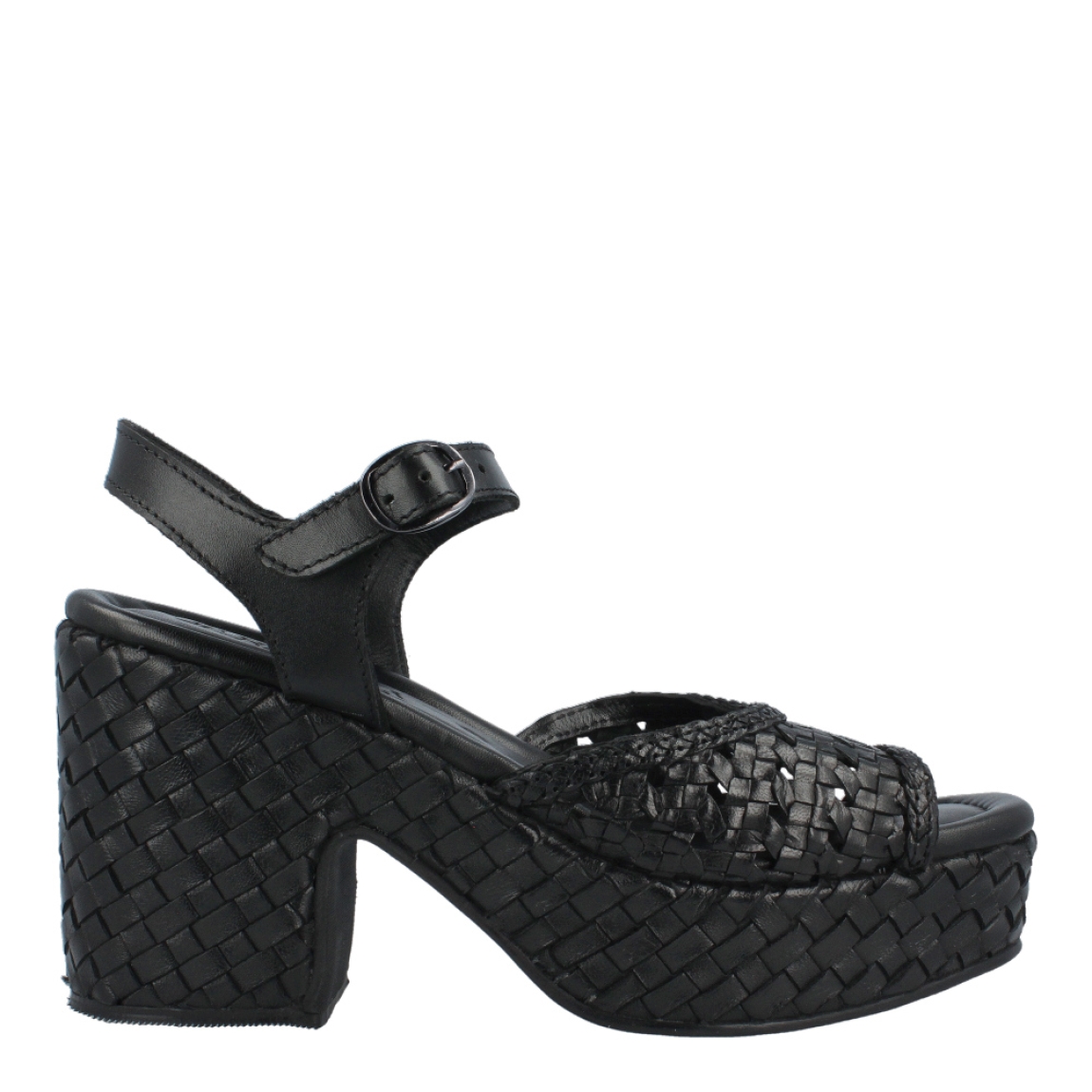 Sandalias de la marca Carmenla, modelo K-15. Exterior de las sandalias en piel trenzada color negro. Interior de las sandalias en piel color negro. Cierre de las sandalias Carmela con hebilla en el tobillo. Sandalias Carmela con tacón de 8cm de altura. Estas sandalias Carmela, modelo K-15, son unas clásicas y complento perfecto para esta temporada, podrás armar looks increíbles y lucirlos con la máxima comodidad!