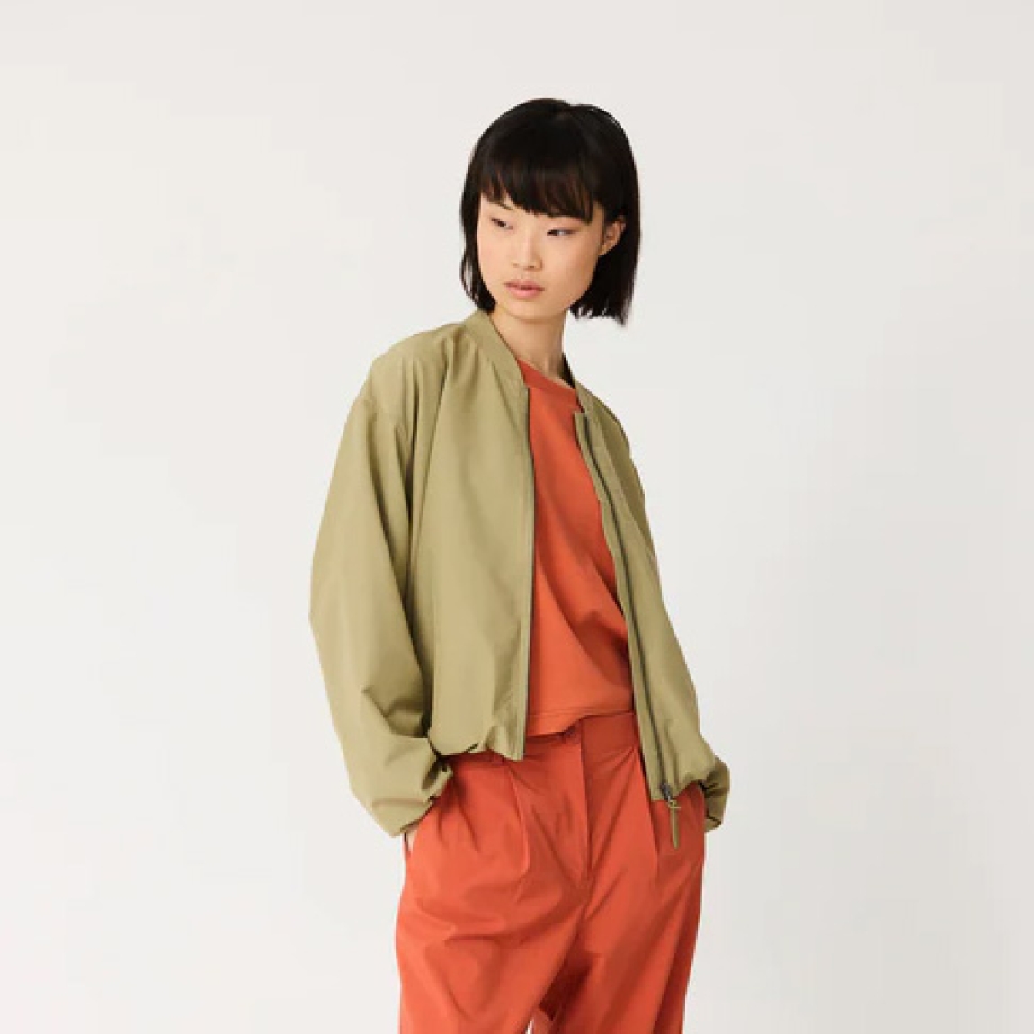 Chaqueta lisa de la marca Tanta, modelo SUVISADE. Este modelo Suvisade es una bomber moderna y ligera, onfeccionada en tejido color verde de secado rápido y elasticidad 4-way, que resulta ligero, cómodo y no se arruga. Cierre con cremallera. Chaqueta Tanta SUVISADE, diseñada para llevar durante toda la temporada con cualquier look. Con estilo pero fácil de usar, está c. Práctica y sin esfuerzo, Suvisade está pensada para acompañarte y viajar contigo allá donde vayas.