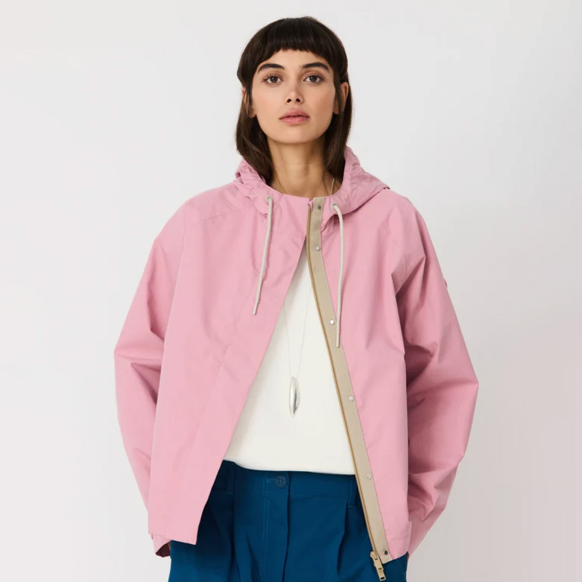 Chaqueta impermeable corta de la marca Tanta, modelo DHUDA. Chaqueta Tanta de corte holgado está confeccionada con un tejido de mezcla de algodón impermeable color rosa. Este material atemporal es transpirable y resistente al viento. Los detalles de la prenda incluyen costuras selladas, mangas raglán, una cremallera de doble cursor y cierres a presión ocultos. Su elegante silueta en línea A de esta chaqueta Tanta DUDHA cuenta con aberturas laterales redondeadas para un look más femenino. Una prenda indispensable en tu armario esta temporada!