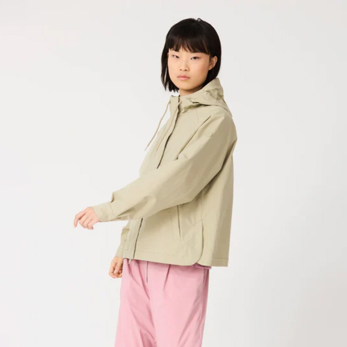 Chaqueta impermeable corta de la marca Tanta, modelo DHUDA. Chaqueta Tanta de corte holgado está confeccionada con un tejido de mezcla de algodón impermeable color verde. Este material atemporal es transpirable y resistente al viento. Los detalles de la prenda incluyen costuras selladas, mangas raglán, una cremallera de doble cursor y cierres a presión ocultos. Su elegante silueta en línea A de esta chaqueta Tanta DUDHA cuenta con aberturas laterales redondeadas para un look más femenino. Una prenda indispensable en tu armario esta temporada!