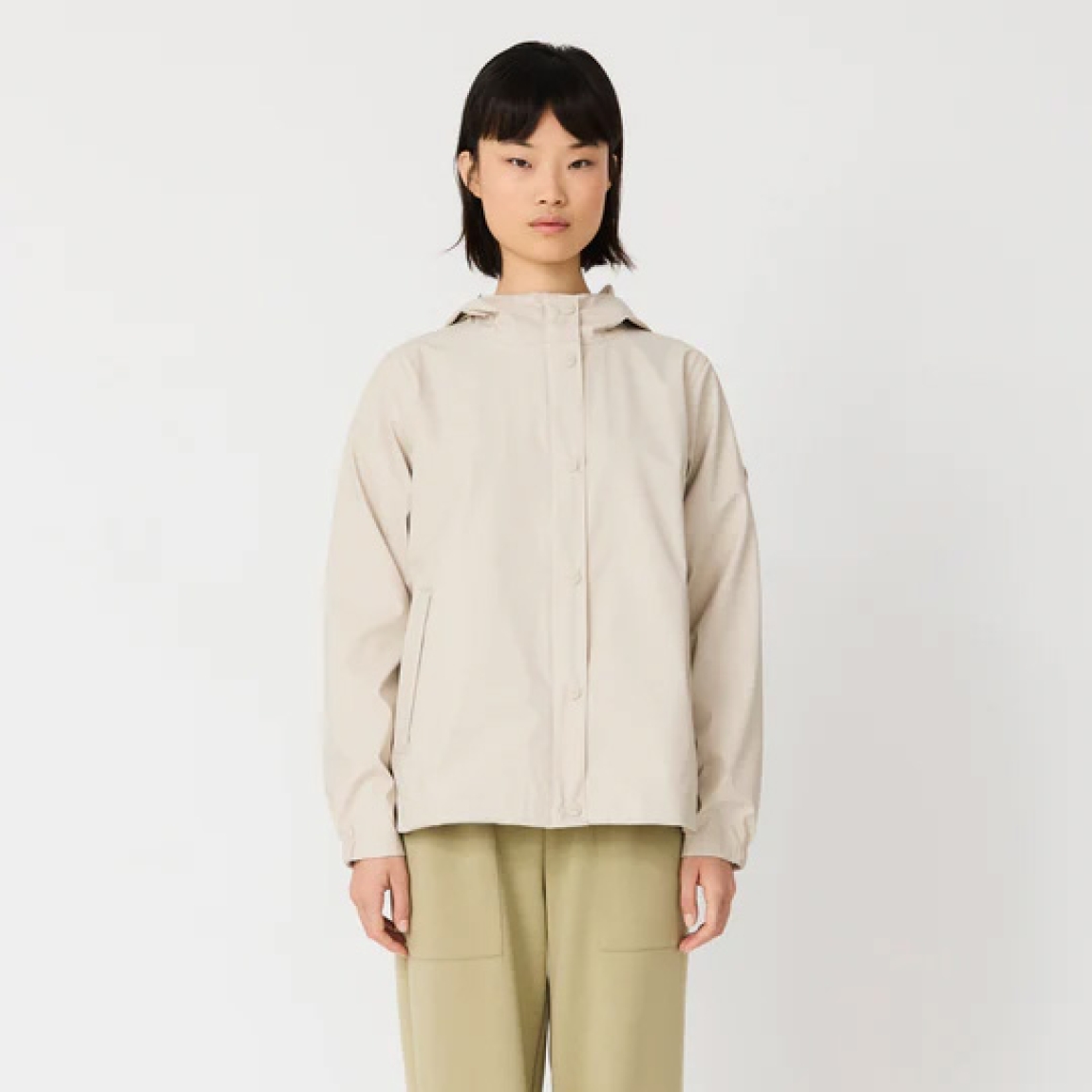 Chaqueta lisa de la marca Tanta, modelo NIMBUSELLE. Chaqueta impermeable ligera y moderna confeccionado en poliuretano fino color taupe. Una versión más liviana de nuestro material icónico, ideal para los días cálidos y húmedos de primavera y verano. 100 % waterproof, con todas las costuras selladas, presenta una silueta joven y un bajo redondeado, ideal para el uso diario en días de lluvia y temperaturas suaves. Chaqueta Tanta NIMBUSELLE ideal para esta temporada!