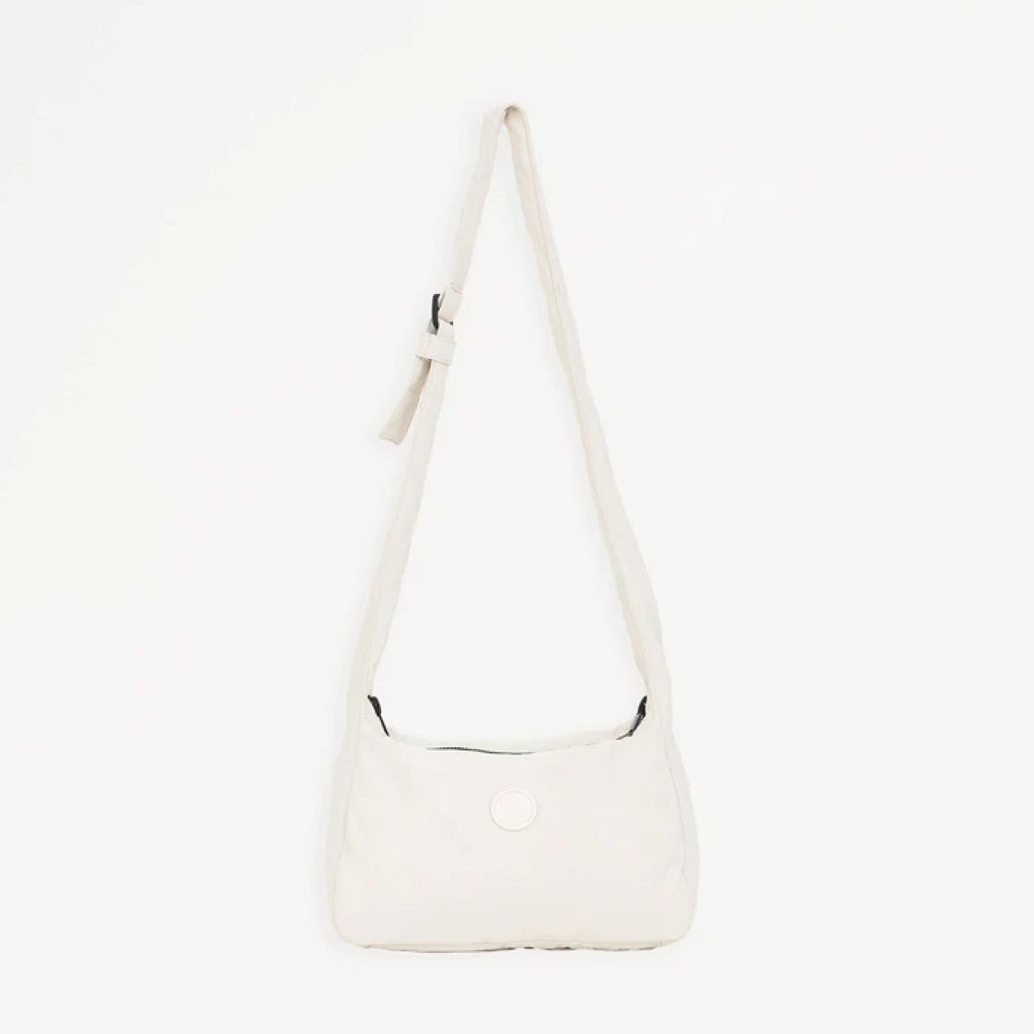 Bolso de la marca Tanta, modelo KUHIRÓ. Este bolso Tanta Kuhiró es un bolso de tamaño medio fabricado en Softshell ligero color blanco con un acabado repelente al agua duradero. Los detalles del bolso Tanta incluyen un diseño curvado, una correa ajustable y un compartimento principal con una gruesa cremallera. Este modelo Kuhiró de Tanta, es un bolso versátil que puede llevarse al hombro o cruzado. Medidas: alto 22cm y ancho 32cm.