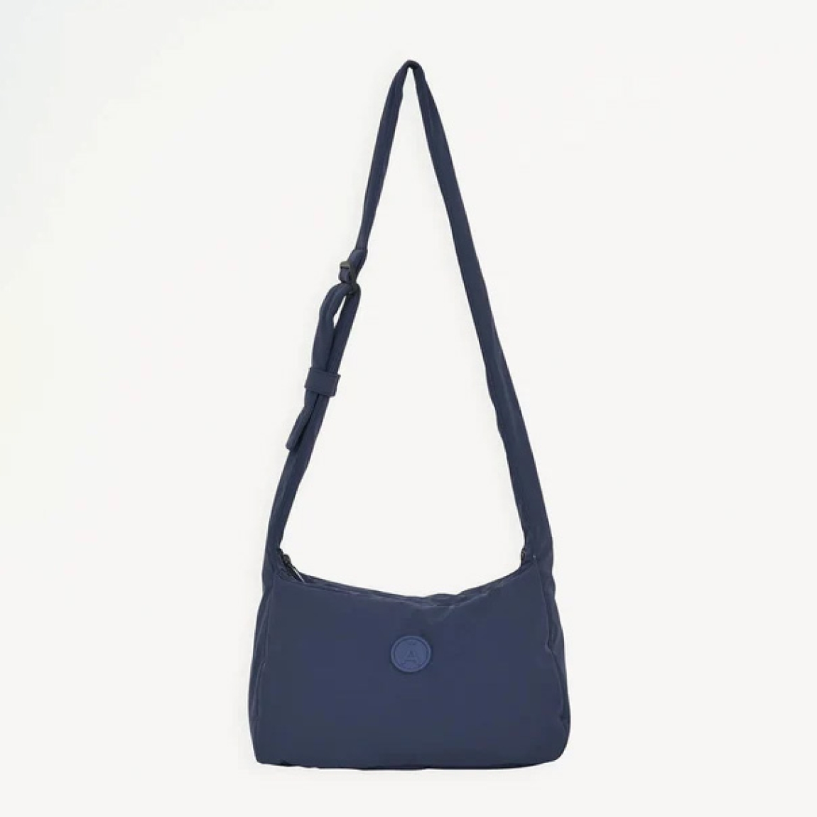 Bolso de la marca Tanta, modelo KUHIRÓ. Este bolso Tanta Kuhiró es un bolso de tamaño medio fabricado en Softshell ligero color azul marino con un acabado repelente al agua duradero. Los detalles del bolso Tanta incluyen un diseño curvado, una correa ajustable y un compartimento principal con una gruesa cremallera. Este modelo Kuhiró de Tanta, es un bolso versátil que puede llevarse al hombro o cruzado. Medidas: alto 22cm y ancho 32cm.