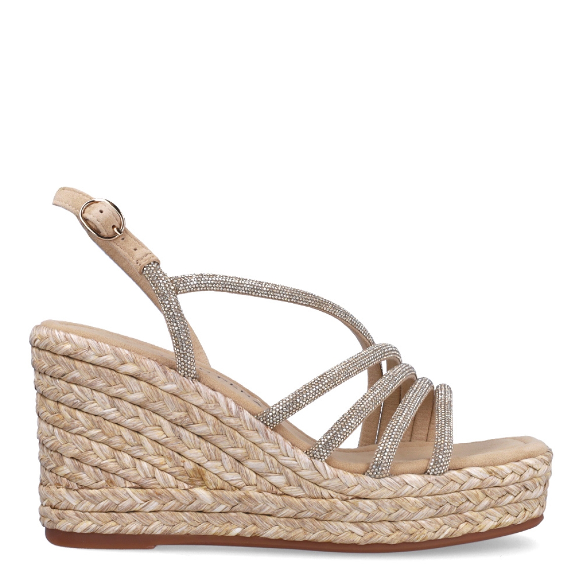 Sandalias de la marca Alma en Pena, modelo KINA. Exterior de las sandalias en ante color camel con tiras brillantes en pala. Interior de las sandalias en ante color taupe. Cierre de las sandalias Alma en Pena con hebilla y cuña de 9cm de altura. Estas sandalias Alma en Pena KINA tienen el diseño que necesitas para destacar tus looks con elegancia y comodidad. No puede faltar en el armario.