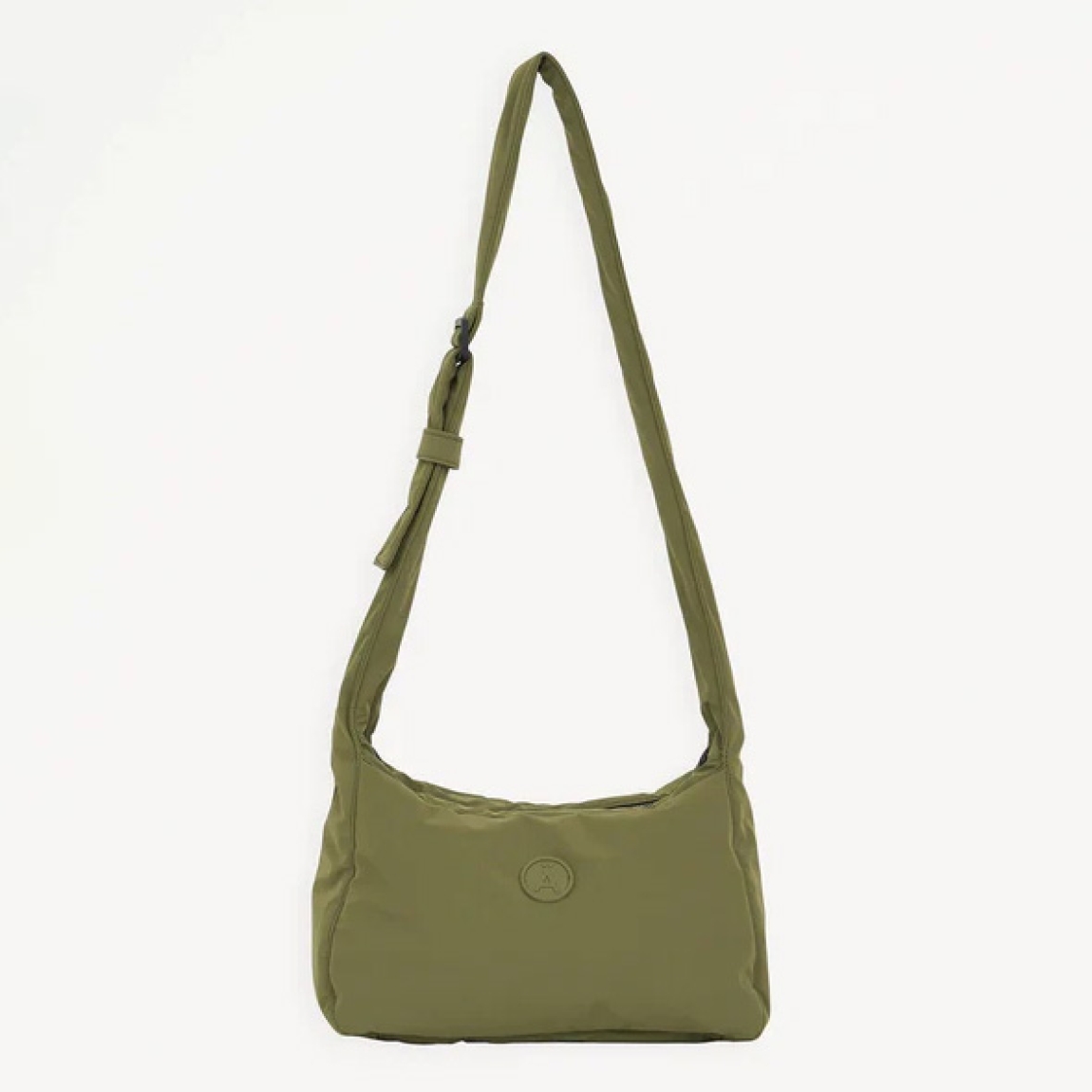 Bolso de la marca Tanta, modelo KUHIRÓ. Este bolso Tanta Kuhiró es un bolso de tamaño medio fabricado en Softshell ligero color verde con un acabado repelente al agua duradero. Los detalles del bolso Tanta incluyen un diseño curvado, una correa ajustable y un compartimento principal con una gruesa cremallera. Este modelo Kuhiró de Tanta, es un bolso versátil que puede llevarse al hombro o cruzado. Medidas: alto 22cm y ancho 32cm.
