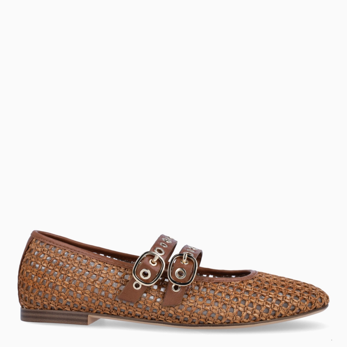 Merceditas de la marca Tamaris, modelo HARRY. Elaboradas en ecopiel con efecto rejilla color marrón. Interior en piel colo marrón. Cierre de merceditas Tamaris con doble hebilla en pala. Suela plana de goma. Merceditas Tamaris HARRY ideales para esta temporada!