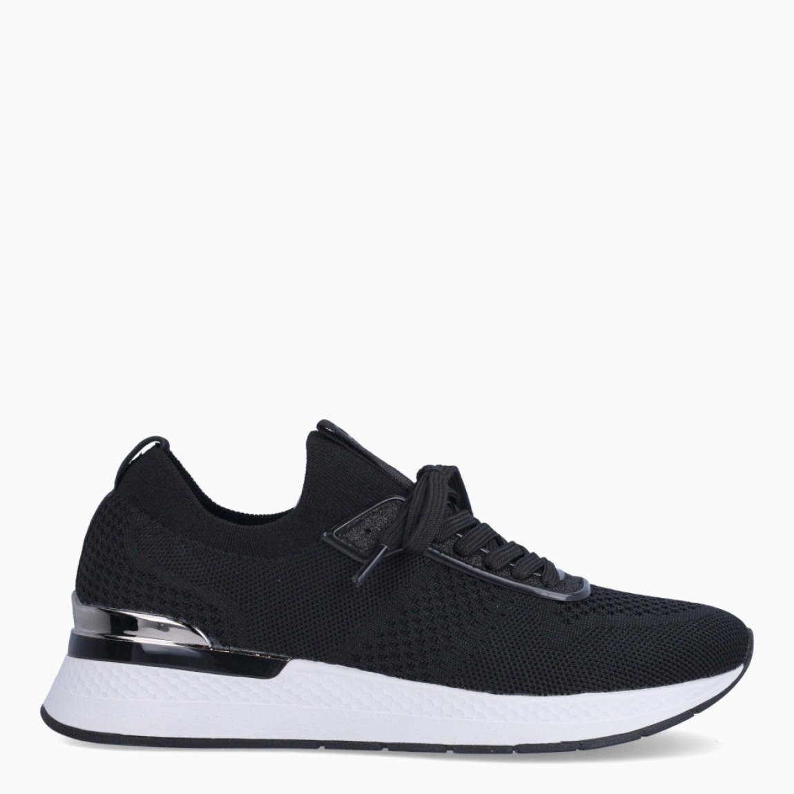 Deportivas de la marca Tamaris, modelo TOMÁS. Exterior en piel efecto rejilla color negro con detalle en escarchado. Interior de las deportivas en piel color negro con plantilla acolchada y extraíble para máxima comodidad. Cierre de las deportivas con cordones y suela de goma color blanco. Estas deportivas Tamaris TOMÁS son un complemento ideal para tu día a día. No pueden faltar en tu armario!
