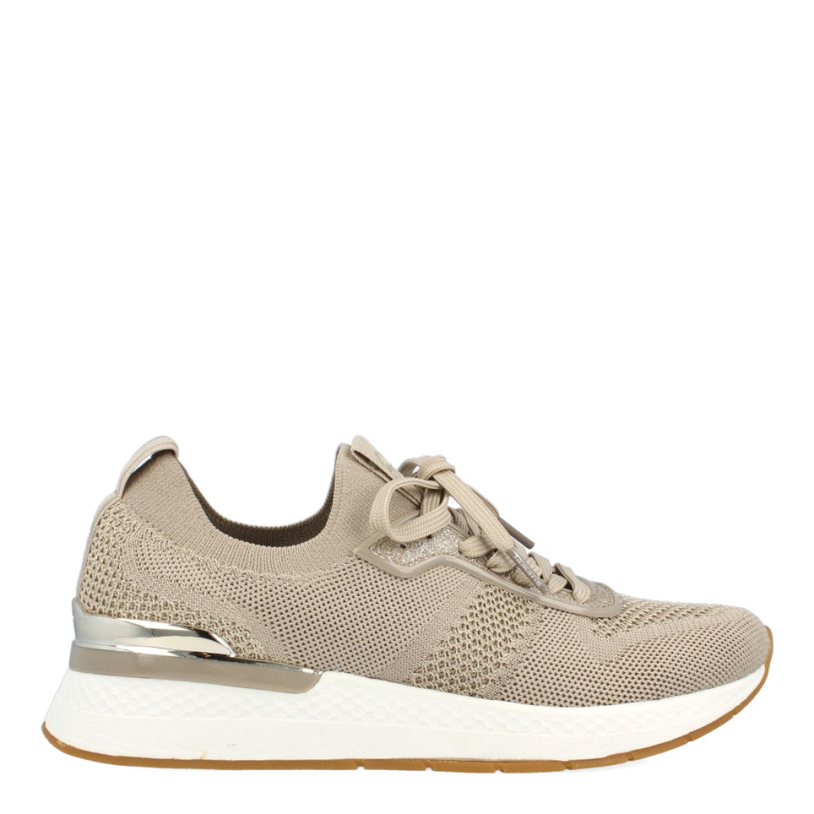 Deportivas transpirables de la marca Tamaris, modelo VICTOR. Exterior de las deportivas en textil taupe con detalle en escarchado en la parte de cordones y dorado en el talón. Interior de las deportivas en textil color taupe. Cierre de las deportivas Tamaris con cordones taupe. Deportivas Tamaris con cuña de 3cm de altura. Estas deportivas Tamaris VICTOR, tienen el color y diseño clásico para combinar con todos tus looks!