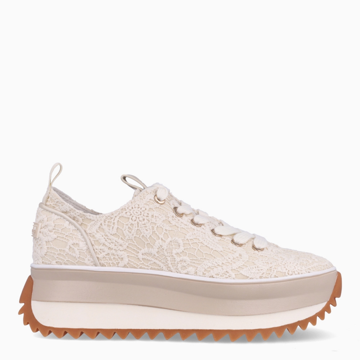 Depotivas de la marca Tamaris, modelo RAFA. Exterior de las deportivas en lona con estampado de flores color crema. Interior de las deportivas en textil blanco. Cierre de las deportivas con cordones en color blanco. Suelas de las deportivas Tamaris hechas de goma y dentadas. Deportivas con plataforma de 4cm de altura. Estas deportivas Tamaris Rafa, además de se cómodas, tienen un estilo único que te ayudarán a destacar en tu día a día.