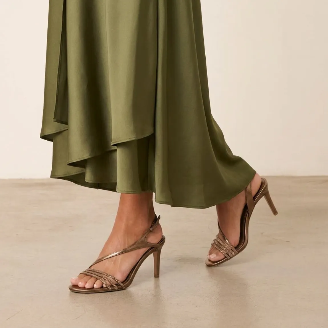 Sandalias de la marca Tamaris, modelo SHANTAL. Elaboradas en polipiel color cobre con tiras en pala con brillantes y tiras cruzadas en pala. Interior en piel color cobre. Suela con tacón fino de 8cm de altura. Estas sandalias Tamaris SHANTAL son un complemento ideal para elevar tus looks!