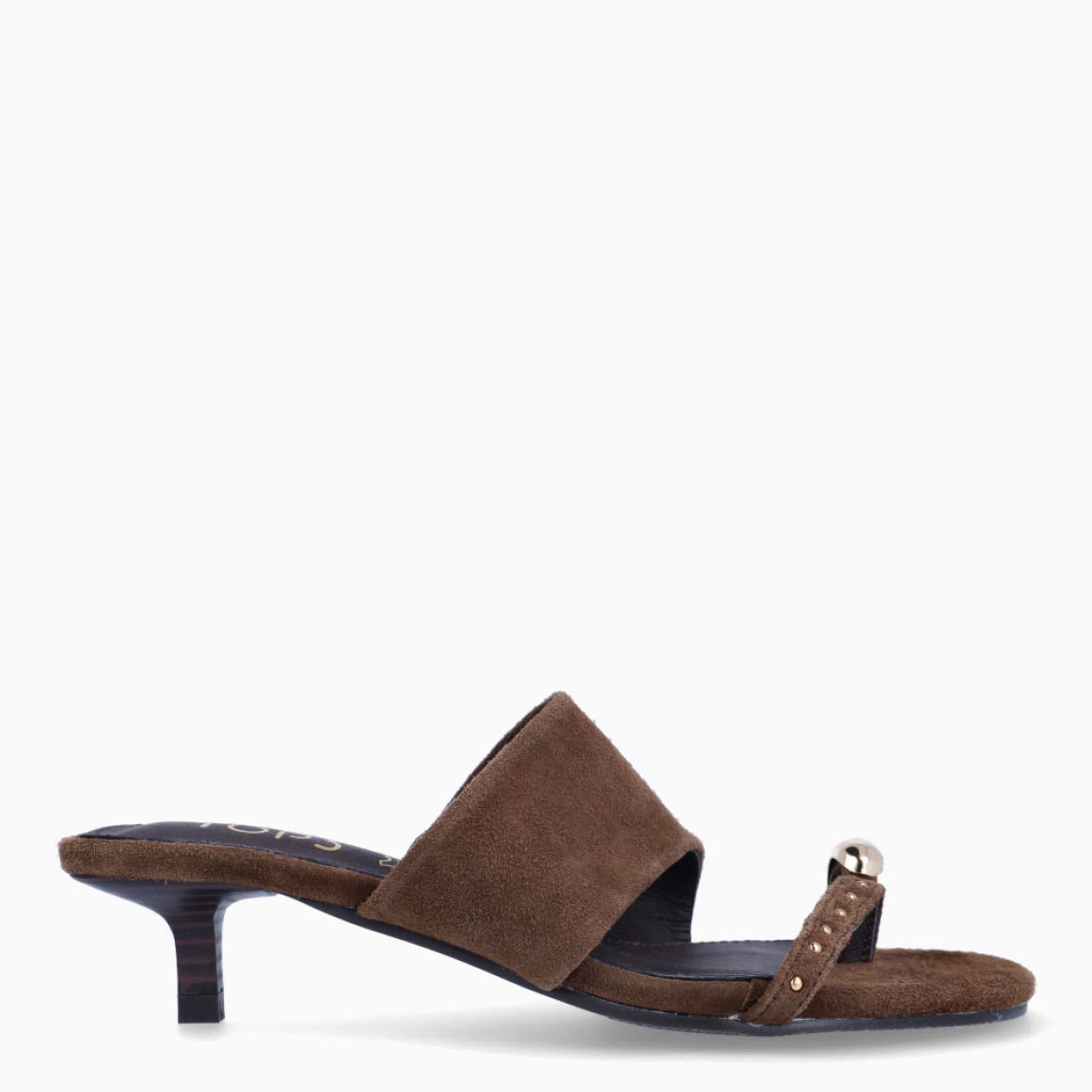 Sandalias de la marca Isteria, modelo DEBRA. Sandalias elaboradas en ante color marrón con doble tira en pala, una delgada con tachuelas y anillo en el dedo. Sandalias con tacón de 4cm de altura. Sandalias Isteria DEBRA, complemento ideal para estilizar tus looks de temporada!