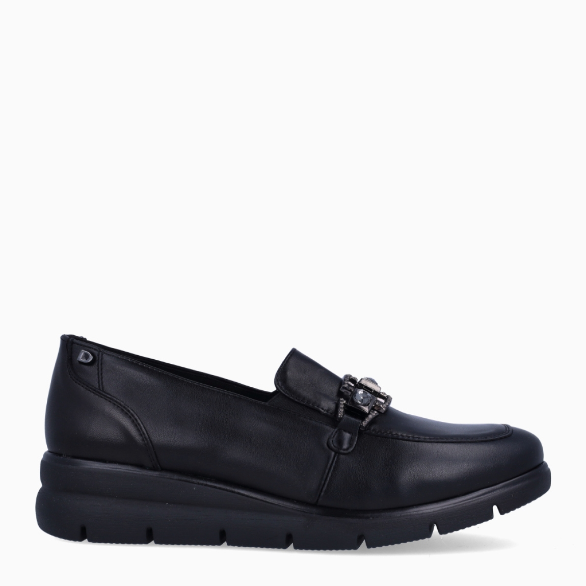Mocasines de la marca Donna Serena, modelo LAY. Mocasines en piel color negro con adorno de piedras en pala. Interior con plantilla acolchada y extraíble para máxima comodidad. Mocasines Donna Serena LAY, con cuña de 3cm de altura. Mocasines Donna Serena LAY, ideal para ti!