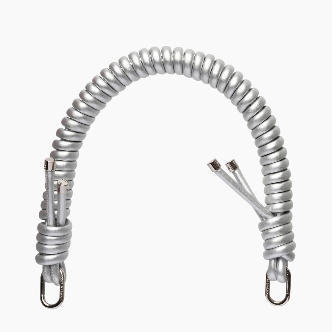 Cadena para bolso de la marca Olivia Mareque, elaborada en piel con efecto rizada color plata. Acabada con dos mosquetones. Personalizada con logo. Medida de 60cm. Complemento compatible con cualquier bolso.