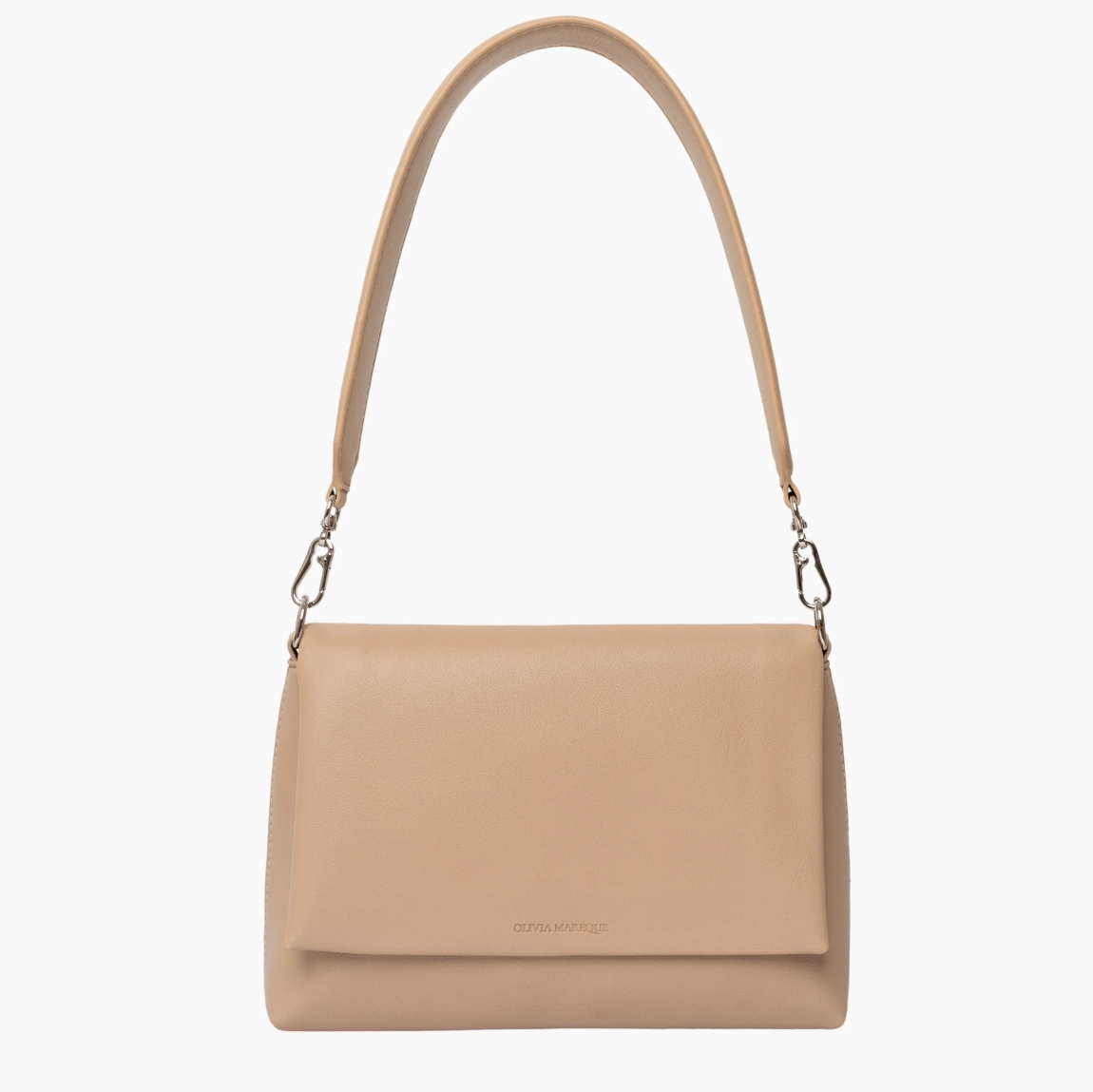 Bolso de la marca Olivia Mareque, modelo OLIVIA. Bolso clásico elaborado en piel color beig, destaca por su diseño rectangular y su cierre con solapa de imán. Tiene un pequeño bolsillo interno y el exterior está decorado con el logo grabado. Asa de piel beig pantone de 95cm. Medidas del bolso: alto 17cm y ancho 25cm. Este bolso Olivia Mareque es perfecto para darle un toque divertido a tu looks y llevar tus imprescindibles. Combinable con todas las cadenas.