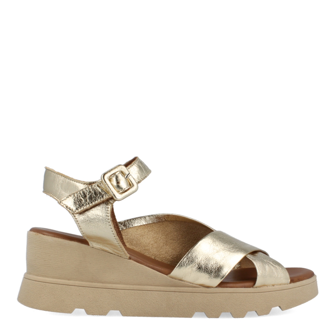 Sandalias de la marca Itse, modelo LENNA. Exterior de las sandalias en piel color oro con pala cruzada. Interior de las sandalias en piel colo camel. Cierre de las sandalias Itse con hebilla y cuña de 5cm de altura. Estas sandalias Itse LENNA son un complemento perfecto de temporada, crearás diferentes looks con la máxima comodidad posible.