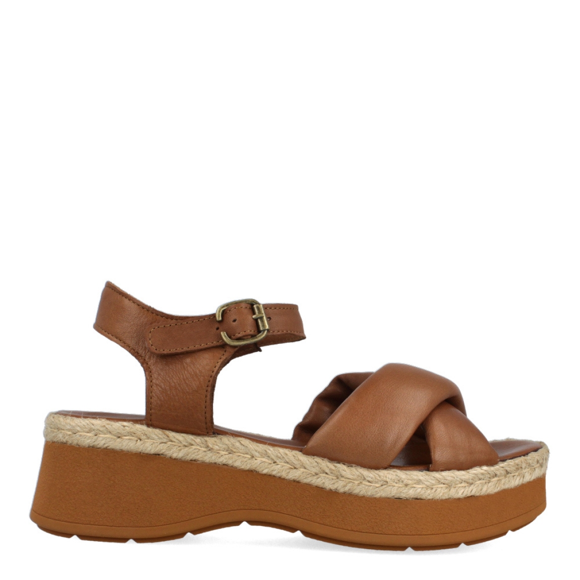 Sandalias de la marca Itse, modelo KENIA. Exterior de las sandalias en piel color cuero con pala cruzada. Interior de las sandalias en piel color cuero. Cierre de las sandalias Itse con hebilla y cuña de 4cm de altura. Estas sandalias Itse KENIA son un complemento ideal para tus looks de temporada. Podrás crear diferentes outfits con la máxima comodidad posible.