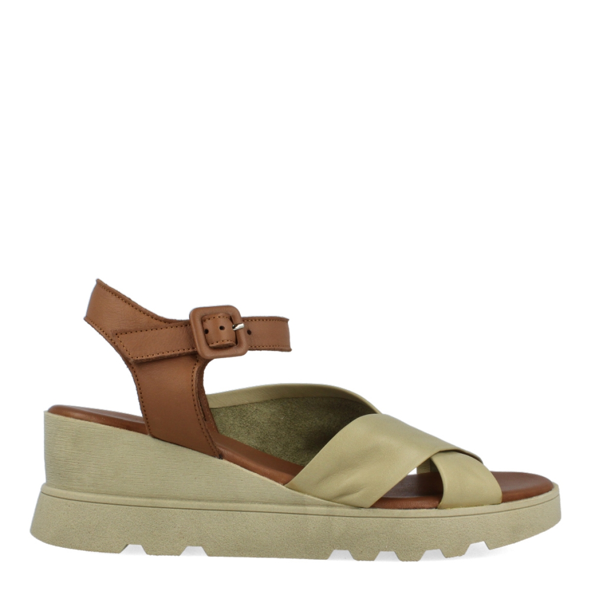 Sandalias de la marca Itse, modelo LENNA. Exterior de las sandalias en piel colro verde con pala cruzada. Interior de las sandalias en piel color camel. Cierre de las sandalias Itse con hebilla y cuña de 5cm de altura. Estas sandalias Itse LENNA son el complemento ideal para tus looks de temporada. No te puede faltar en el armario.