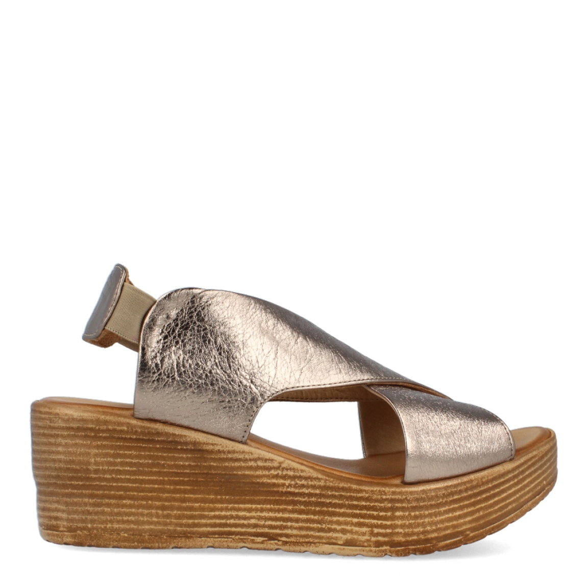 Sandalias de la marca Itse, modelo RUE. Exterior de las sandalias en piel color bronce con pala cruzada y elástico en el talón. Interior de las sandalias en piel colro beig. Sandalias Itse con cuña de 5cm de altura. Estas sandalias Itse RUE son el complemento ideal para tus looks de temporada. No puede faltar en tu armario.