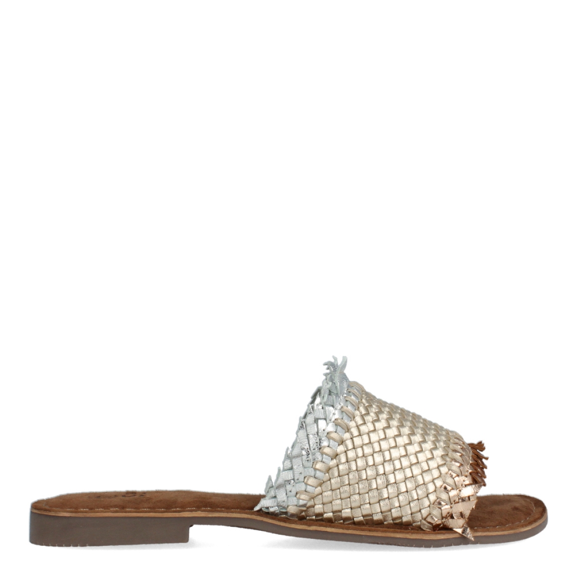 Chanclas de la marca Itse, modelo VARLEY. Chanclas elaboradas en piel trenzada color platino. Interior en ante color marrón. Chanclas con suela plana. Estas chanclas Itse VARLEY tienen la comodidad que necesitas para tu día a día en esta temporada.