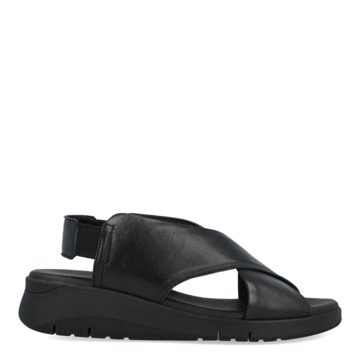 Sandalias de la marca Munné, modelo ALICIA. Exterior de las sandalias en piel color negro con pala cruzada. Interior de las sandalias en piel color negro. Cierre de las sandalias Munné con gomas elásticas y cuña de 3cm de altura. Estas sandalias Munné ALICIA son el complemento perfecto para tus looks de verano. No te pueden faltar en el armario.