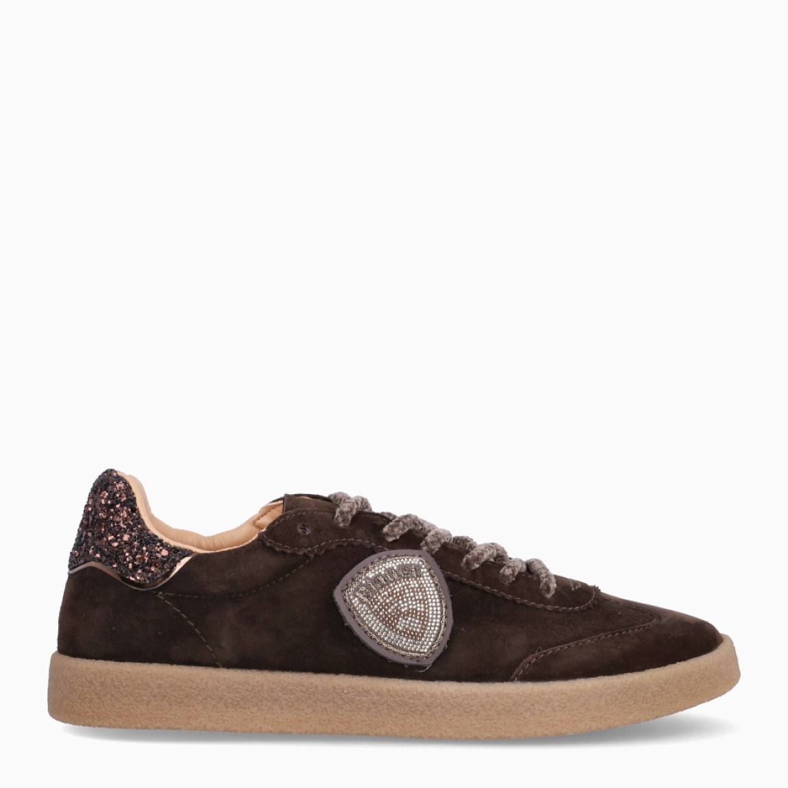 Deportivas de la marca Blauer, modelo AURORA04. Deportivas elaboradas en ante color marrón chocolate con detalle de logo escarchado en lado externo. Interior en pie color beig con plantilla acolchada para máxima comodidad. Deportivas Blauer AURORA04 con cierre de cordones a tono. Suela plana de goma. Deportivas Blauer AURORA04, complemento ideal para temporada, acompañará tus looks con estilo!