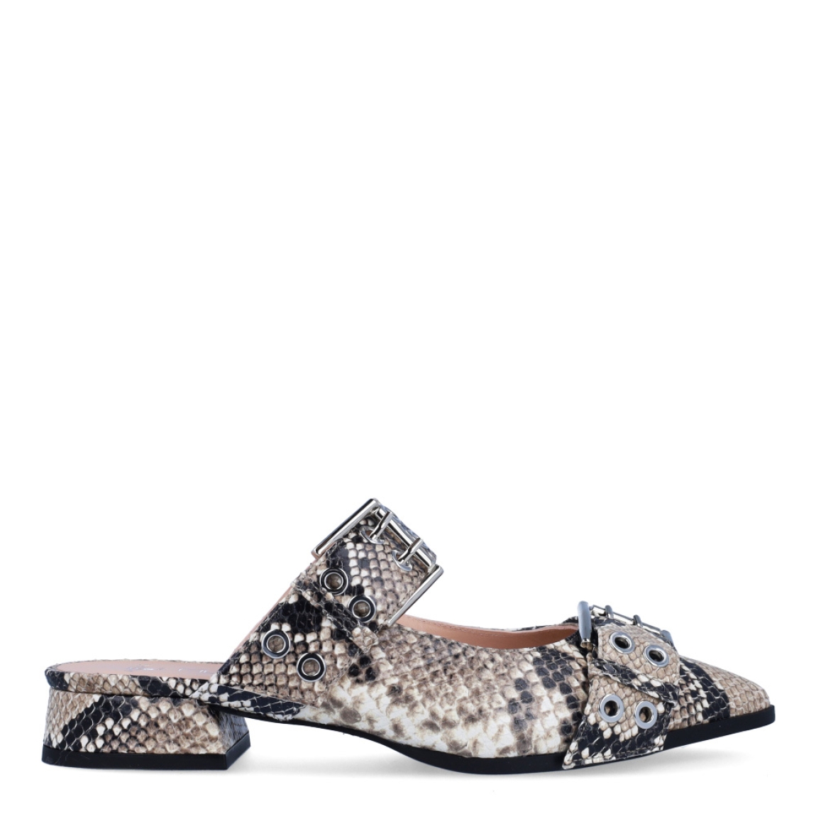 Zuecos de la marca Munné, modelo BROOKLYN. Exterior en piel animal print serpiente con punta lápiz. Interior en piel nude. Cierre con doble hebilla en pala. Zuecos con tacón de 2cm de altura. Estos zuecos Munné BROOKLYN son una tendencia, ideales para marcar estilo y disfrutar de una comodidad plena!