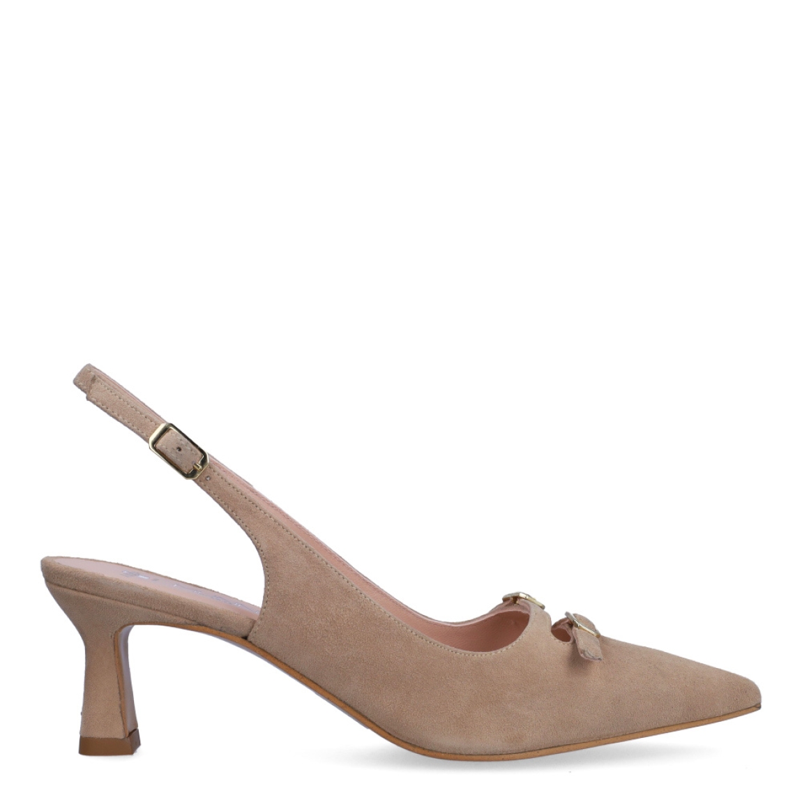 Salones destalonados de la marca Munné, modelo SUSAN. Exterior en ante color taupe con punta de lápiz y detalle de hebilla en pala. Interior en piel color nude. Cierre con hebilla en el tobillo y un tacón de 4cm de altura. Salones detalonados Munné SUSAN son un complemento ideal que mezcla elegancia y cómodidad. Una pieza clave para armar diferentes looks!