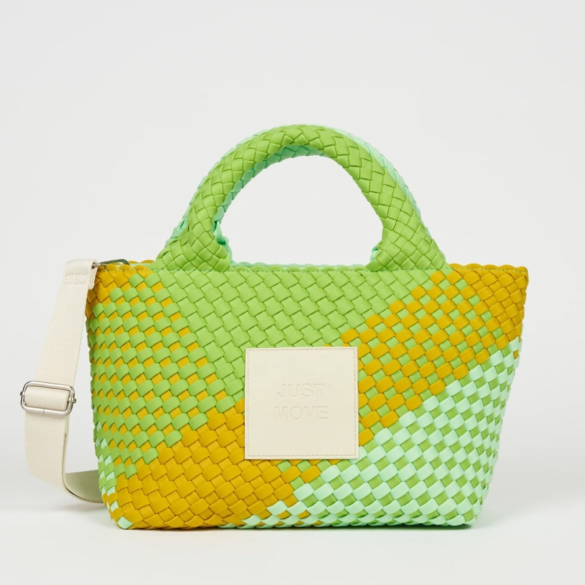 Bolso de la marca Verb To Do, modelo AMELIA. Bolso elaborado en neopreno color verde, pensado para los días que piden ligereza y libertad. Bolso con tamaño compacto, ligero y resistente. Cuenta con cierre de cremallera, y doble asa, una de mano y otra, con correa ajustable mate en marrón oscuro, con hebilla reguladora de acero inoxidable. Bolso VTD AMELIA, ideal complemento que ofrece funcionalidad y comodidad, no te puede faltar en el armario!