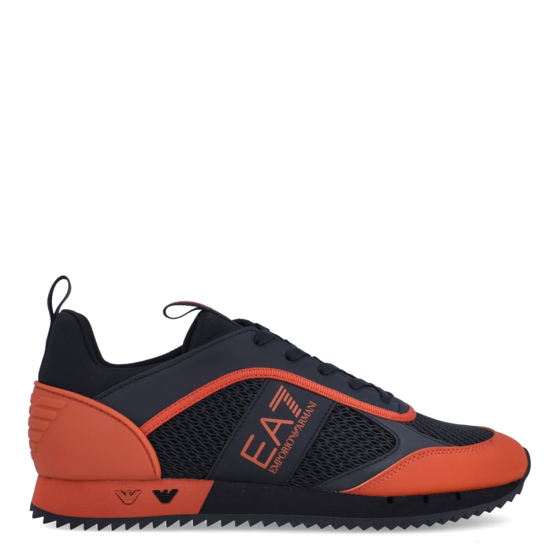 Deportiva de la marca Armani Exchange, modelo X8X. Exterior de la deportiva de piel color negro con naranja. Detalle logotipo lateral en piel de color naranja. Interior de la deportiva de textil de color negro. Cierre de la deportiva con cordones. Deportiva con suela plana de goma. Deportiva con plantilla acolchada. La deportiva X8X de Armani Exchange es una deportiva clásica y cómoda, perfecta para el día a día.