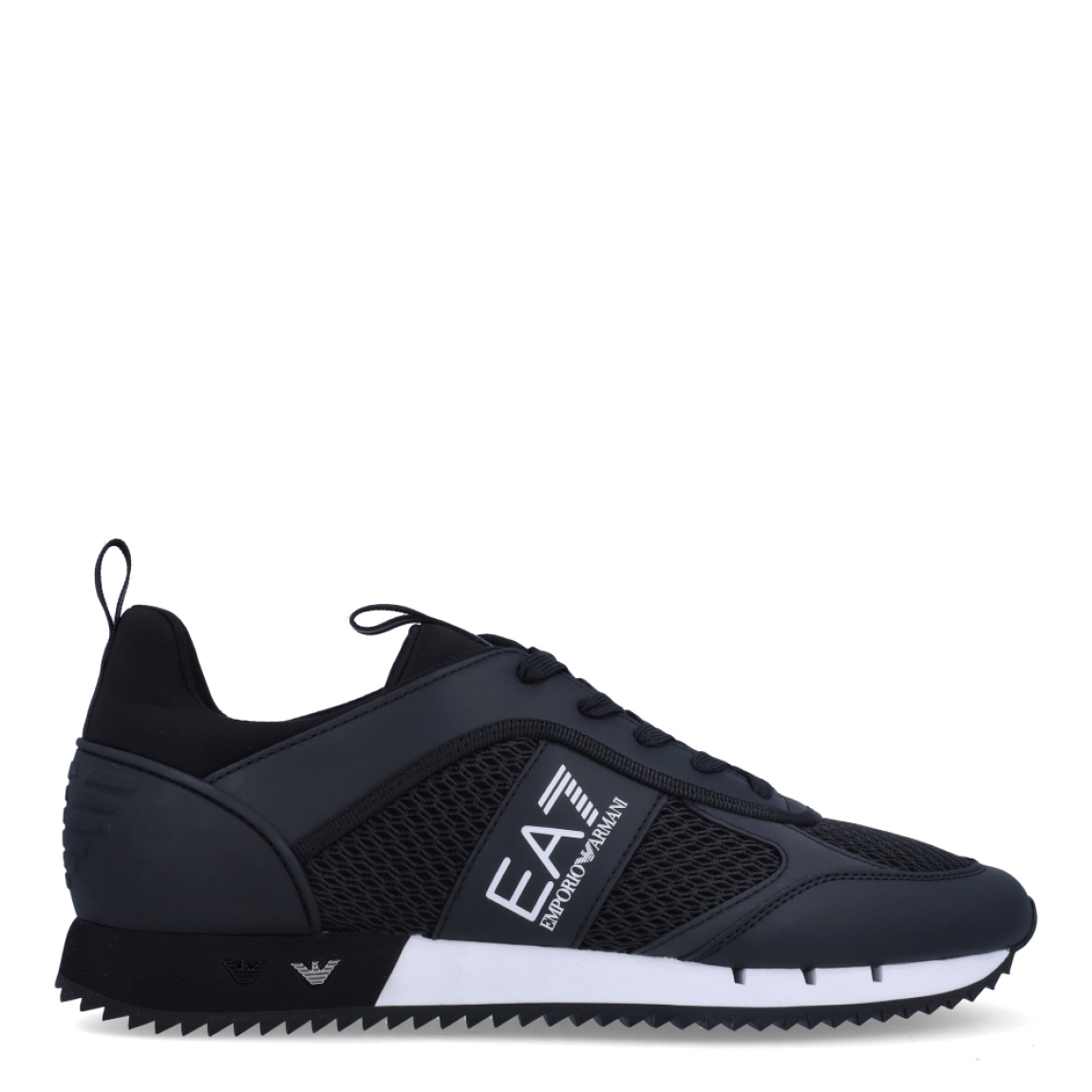 Deportiva de la marca Armani Exchange, modelo X8X. Exterior de la deportiva de piel color negro. Detalle logotipo lateral en piel de color blanco. Interior de la deportiva de textil de color negro. Cierre de la deportiva con cordones. Deportiva con suela plana de goma. Deportiva con plantilla acolchada. La deportiva X8X de Armani Exchange es una deportiva clásica y cómoda, perfecta para el día a día.