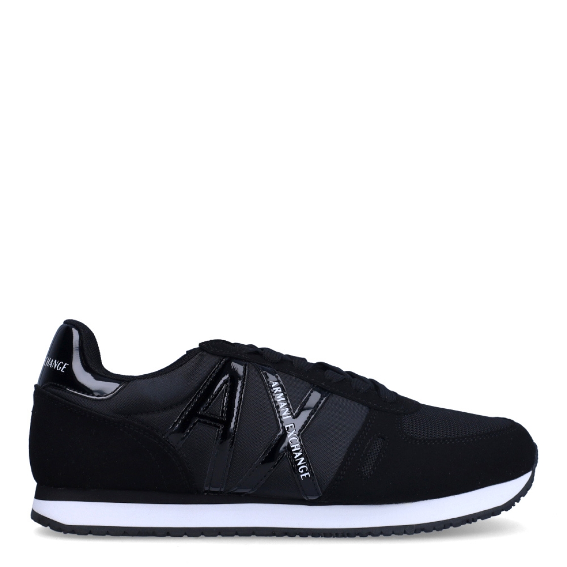 Deportiva de la marca Armani Exchange, modelo XDX0. Exterior de la deportiva en naylon color negro. Detalle logotipo lateral en piel de color blanco. Interior de la deportiva de textil de color negro. Cierre de la deportiva con cordones. Deportiva con suela de goma plana. Deportiva con plantilla acolchada. La deportiva XDX0 de Armani Exchange es una deportiva clásica y cómoda, perfecta para el día a día.