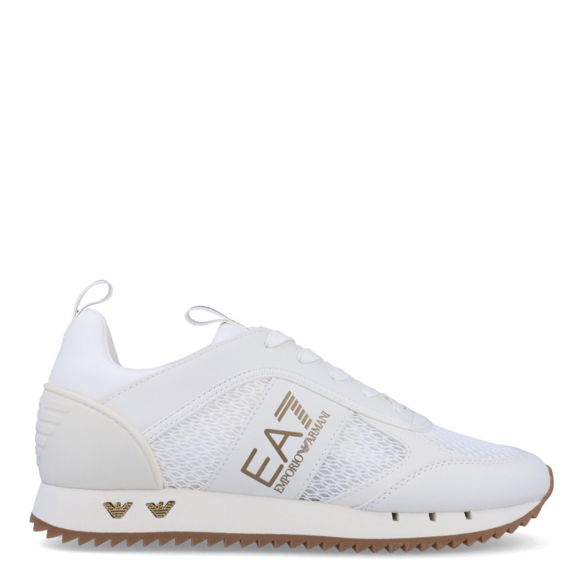 Deportivas de la marca Armani Exchange, modelo EA7. Exterior en piel color blanco con efecto rejilla. Interior en textil blanco. Cierre con cordones y suela plana de goma. Estas deportivas Armani Exchange EA7 son unas clásicas, ideales para combinarla con diferentes looks y gozar de una comodidad única!