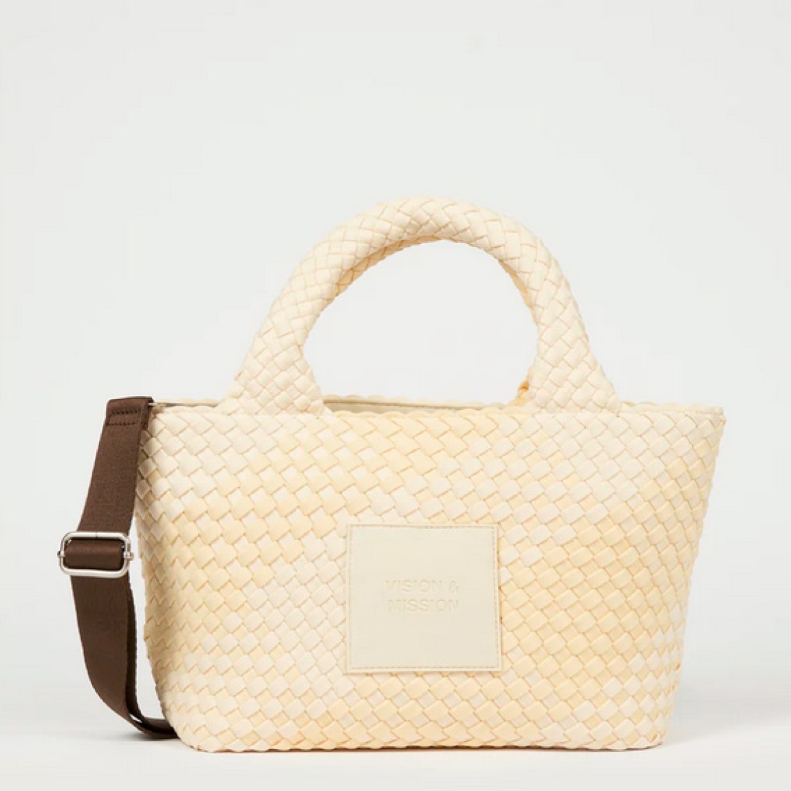 Bolso de la marca Verb To Do, modelo AMELIA. Bolso elaborado en neopreno color amarillo, pensado para los días que piden ligereza y libertad. Bolso con tamaño compacto, ligero y resistente. Cuenta con cierre de cremallera, y doble asa, una de mano y otra, con correa ajustable mate en marrón oscuro, con hebilla reguladora de acero inoxidable. Bolso VTD AMELIA, ideal complemento que ofrece funcionalidad y comodidad, no te puede faltar en el armario!